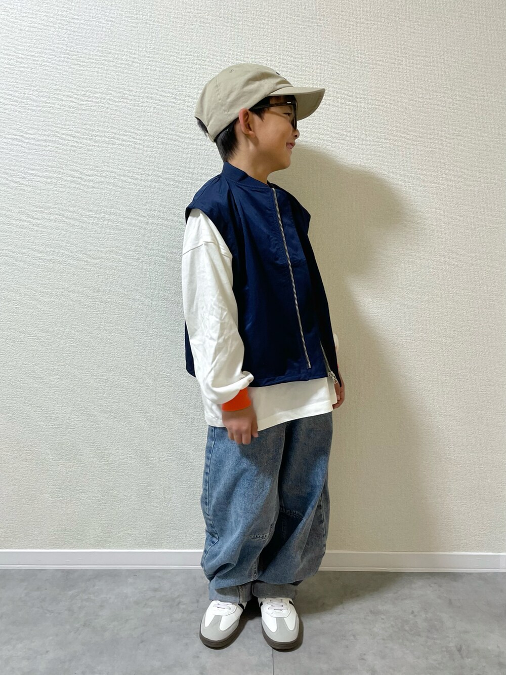 ホワイト系のTシャツ/カットソー、ブルー系のデニムパンツ、ホワイト系のスニーカーを着用したキッズの春コーディネートの2枚目の写真