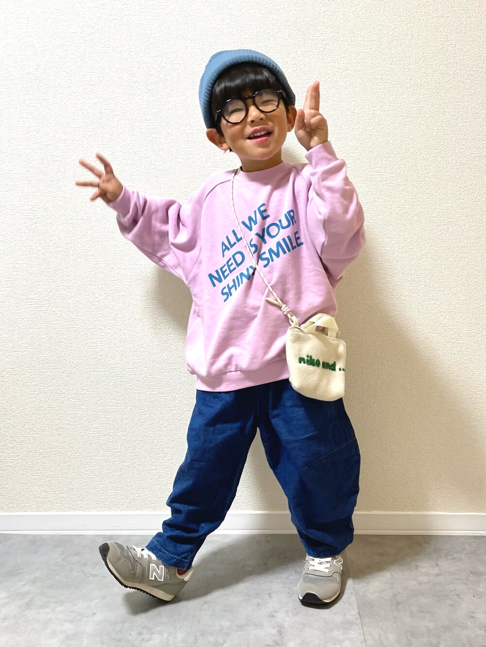 「キッズコーデ、キッズファッション、男の子、4歳、冬コーデ、最近のいい感じコーデ、プチプラ、めがね、デニム、ニット帽、ピンク、スニーカー、バルーンパンツ、スウェット、トレーナー」｜「BREEZEのカラフルロゴトレーナー（スウェット、ピンク系）」を使った、mocchirhさん（キッズ・100cm）の冬コーディネートの3枚目の写真