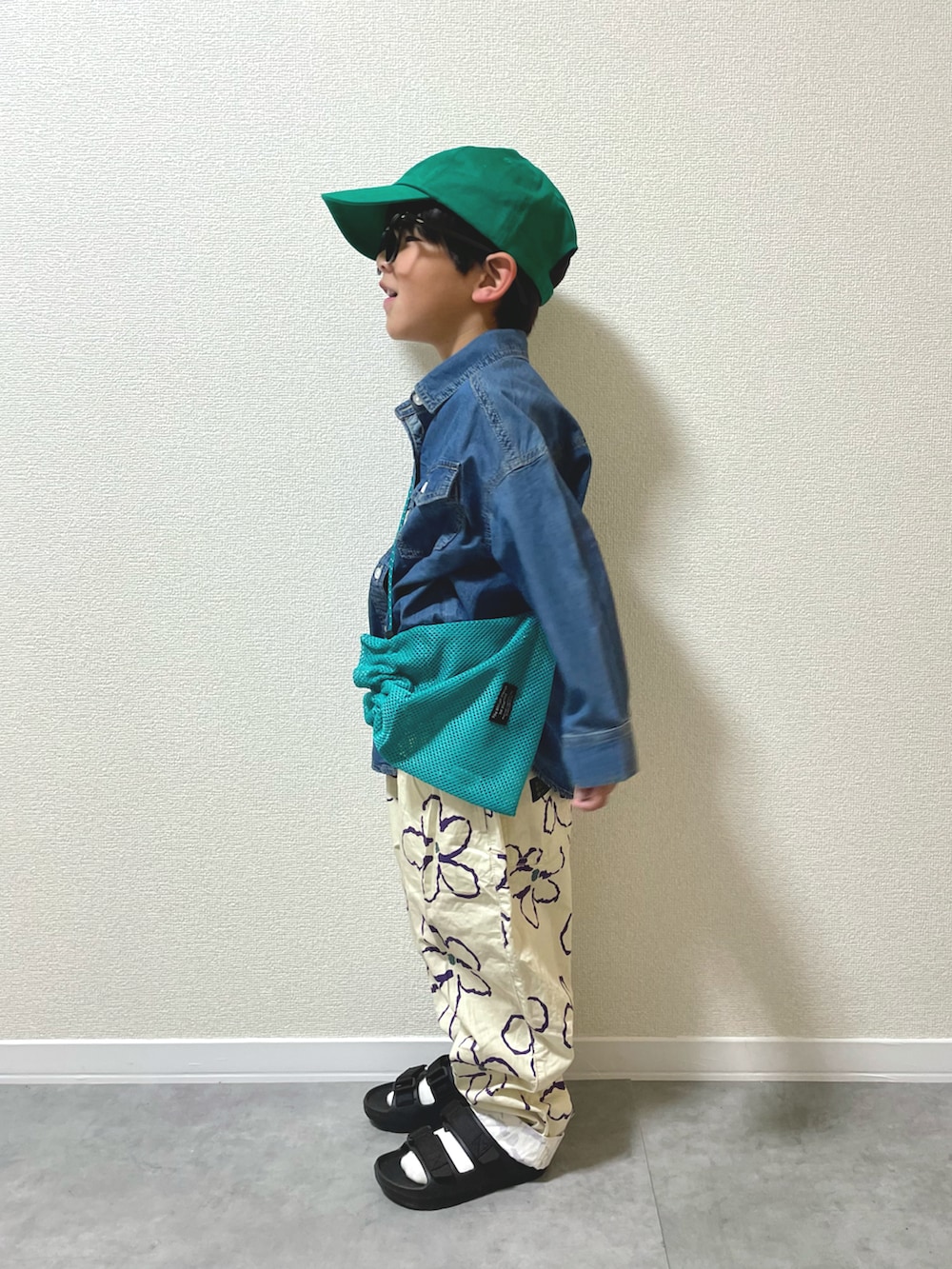ブラック系のサンダル、ホワイト系のその他パンツ、ブルー系のシャツ/ブラウスを着用したキッズの春コーディネートの2枚目の写真