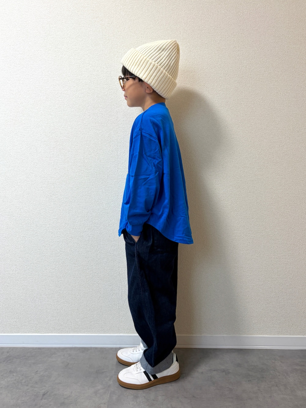 ブルー系のTシャツ/カットソー、ブルー系のデニムパンツ、ホワイト系のスニーカーを着用したキッズの秋コーディネートの2枚目の写真