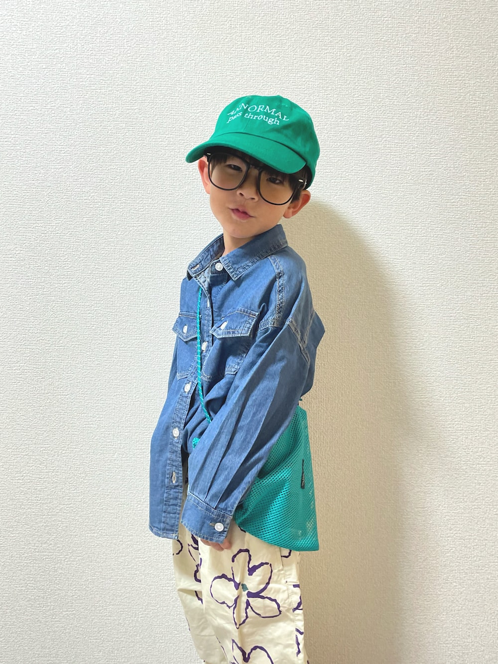 ブラック系のサンダル、ホワイト系のその他パンツ、ブルー系のシャツ/ブラウスを着用したキッズの春コーディネートの3枚目の写真