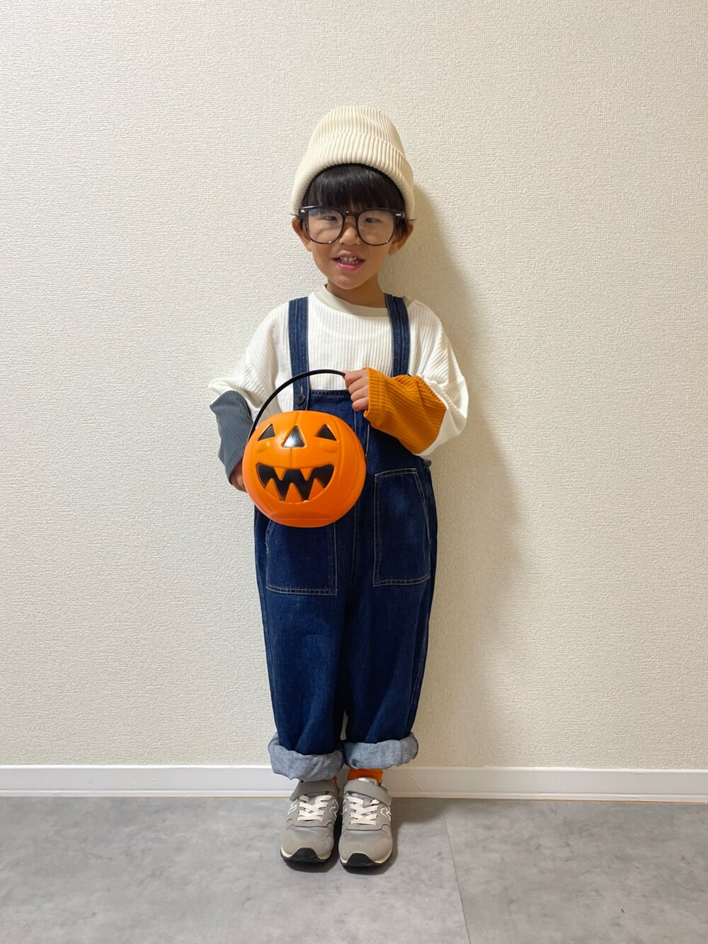 「秋冬コーデ、秋コーデ、キッズコーデ、キッズファッション、4歳、サロペット、ロンT、ハロウィン、ハロウィンコーデ、めがね」｜「GUのアイテム（ニットキャップ/ビーニー、ホワイト系）」を使った、mocchirhさん（キッズ・100cm）の秋コーディネートの2枚目の写真