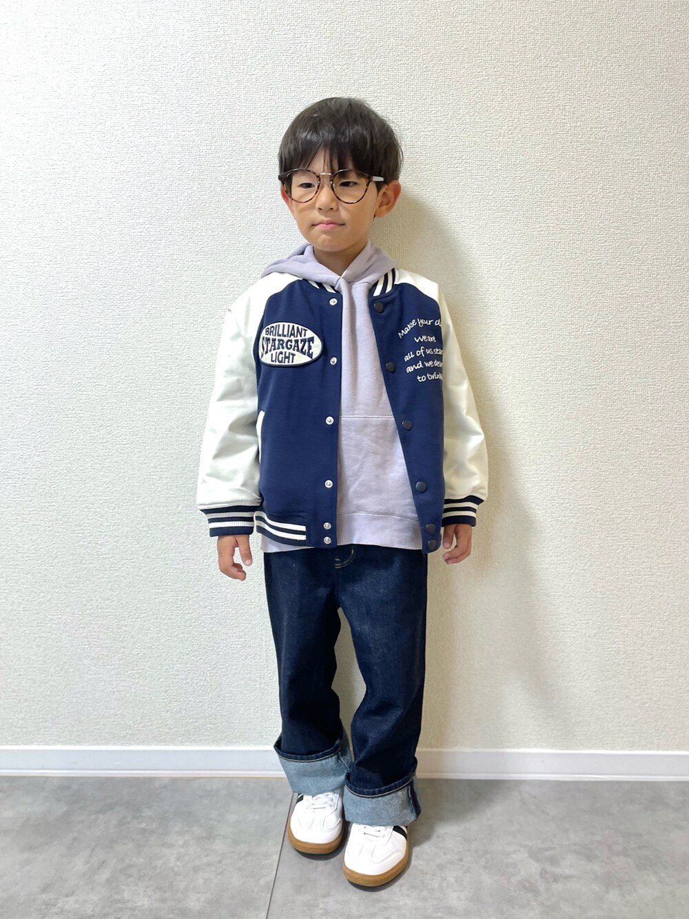 ブルー系のジャケット/アウター、ブルー系のデニムパンツ、ホワイト系のスニーカーを着用したキッズの秋コーディネートの3枚目の写真