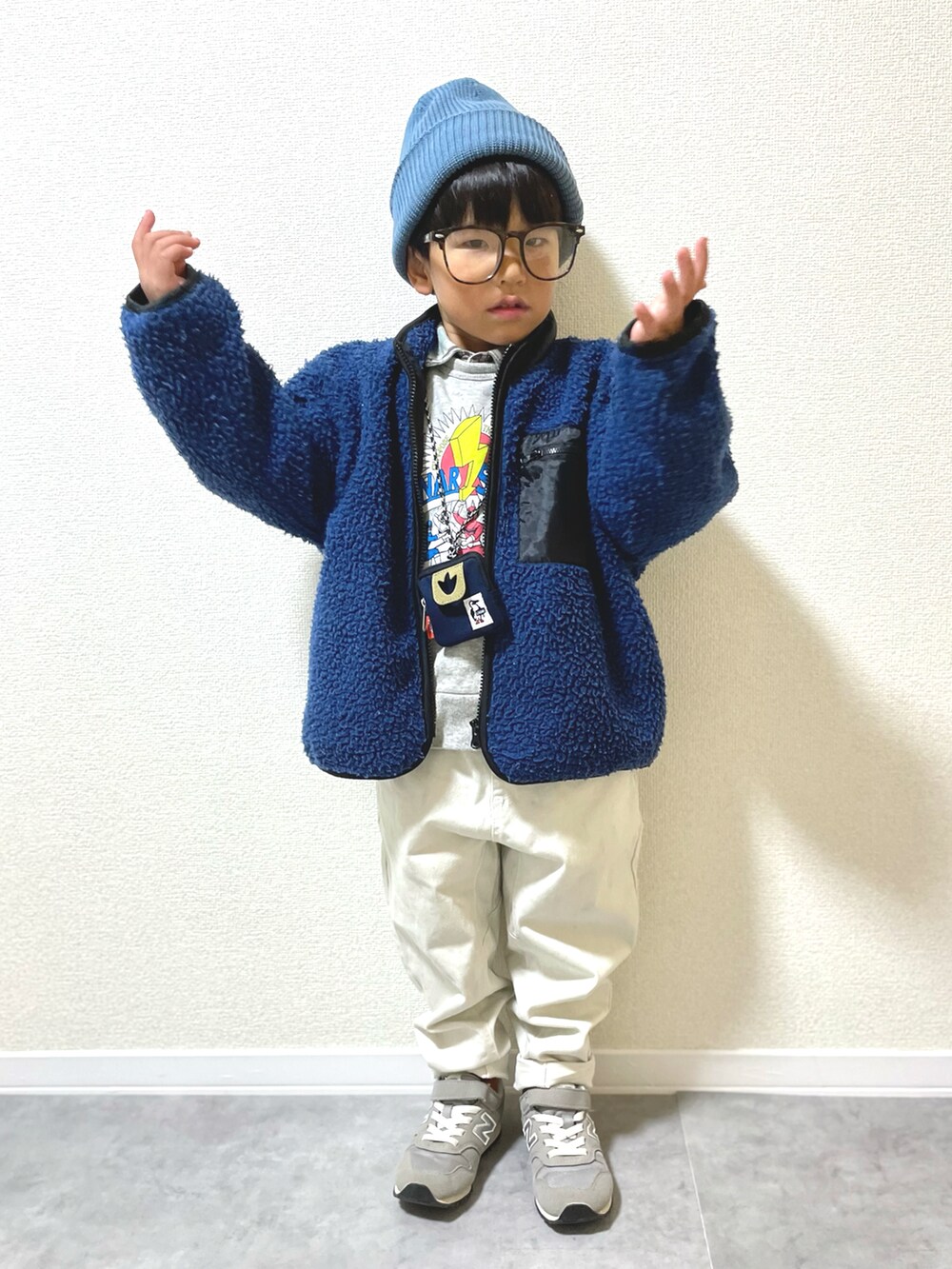 「キッズコーデ、キッズファッション、男の子、4歳、冬コーデ、マイベストコーデ2024、プチプラ、レイヤードスタイル、スニーカー、フリース、ニット帽、めがね、スウェット、お出かけコーデ、休日スタイル」｜「Life Support Productsの裏毛プリントトレーナー（スウェット、グレー系）」を使った、mocchirhさん（キッズ・100cm）の冬コーディネートの3枚目の写真