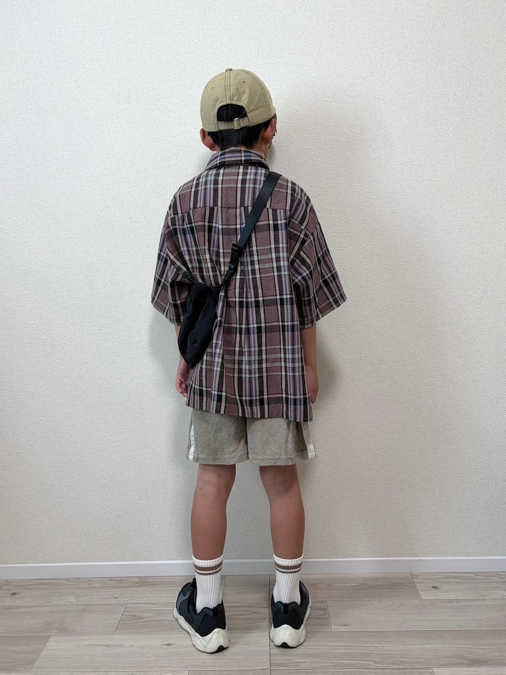 グレー系のその他パンツ、ブラウン系のシャツ/ブラウス、ブラック系のスニーカーを着用したキッズの春コーディネートの3枚目の写真