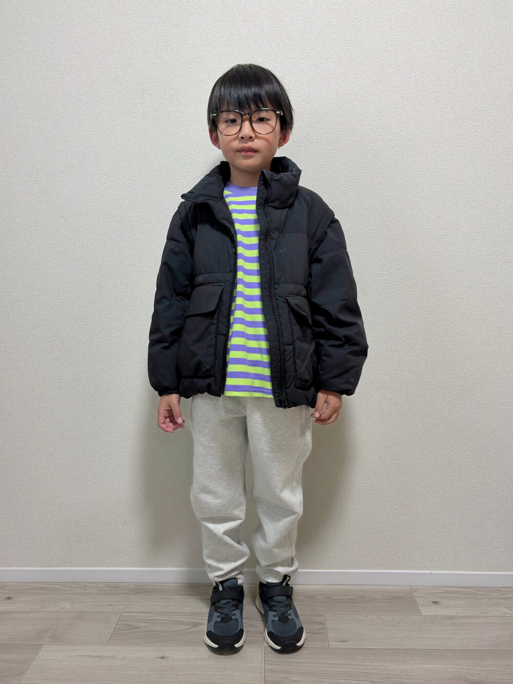 パープル系のTシャツ/カットソー、グレー系のスウェットパンツ、ブラック系のスニーカーを着用したキッズの春コーディネートの4枚目の写真