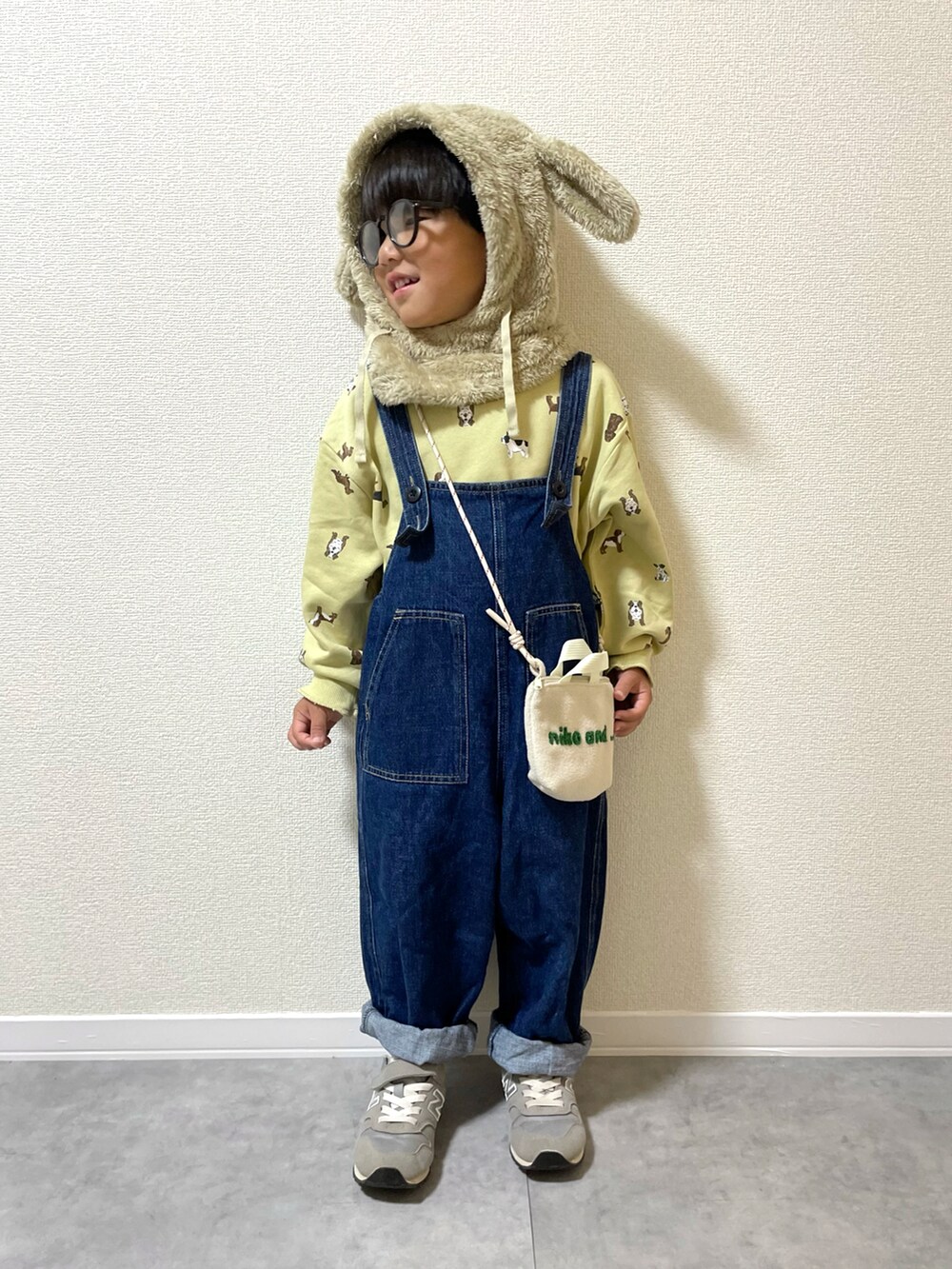 「キッズコーデ、キッズファッション、男の子コーデ、4歳、めがね、秋冬コーデ、秋コーデ、冬コーデ、サロペット、スウェット、淡色コーデ、ショルダーバッグ、プチプラ」｜「niko and...のオリジナルニコロゴフリースネックポーチ（ポーチ、ホワイト系）」を使った、mocchirhさん（キッズ・100cm）の秋コーディネートの2枚目の写真