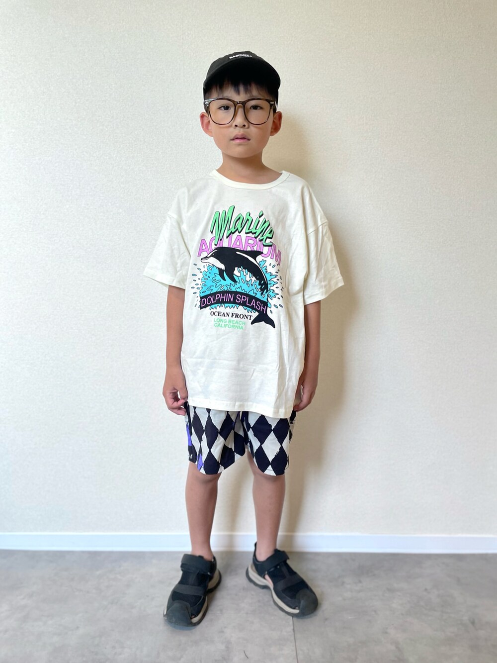 ホワイト系のTシャツ/カットソー、ホワイト系のその他パンツ、ブラック系のサンダルを着用したキッズの夏コーディネートの2枚目の写真
