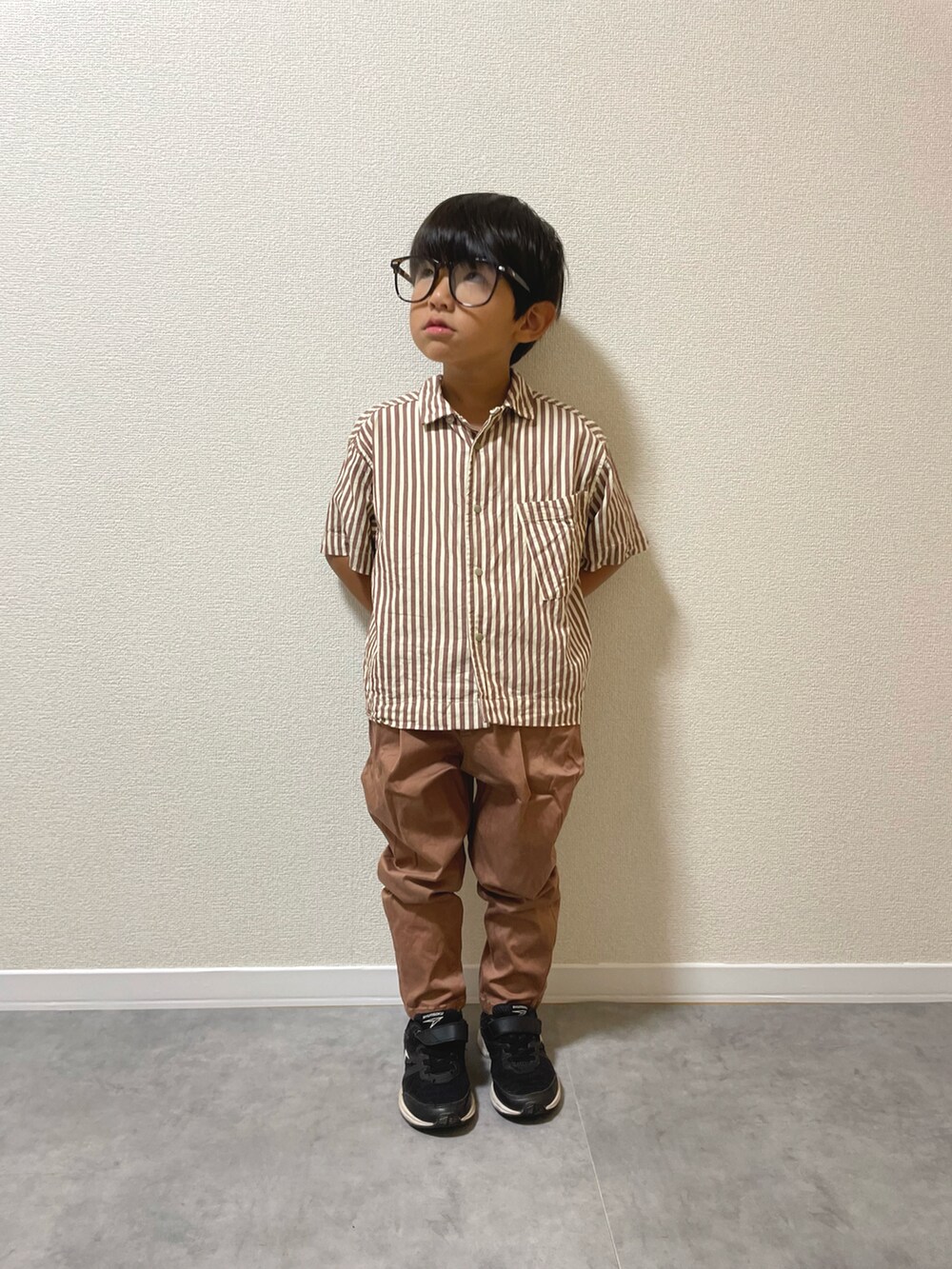 「秋っぽコーデ更新中、秋コーデ、キッズコーデ、4歳、男の子、ロングジャケット、シャツスタイル、メガネ男子、レイヤードスタイル、淡色コーデ」｜「BREEZEのアイテム（チノパンツ、ブラウン系）」を使った、mocchirhさん（キッズ・100cm）の秋コーディネートの3枚目の写真