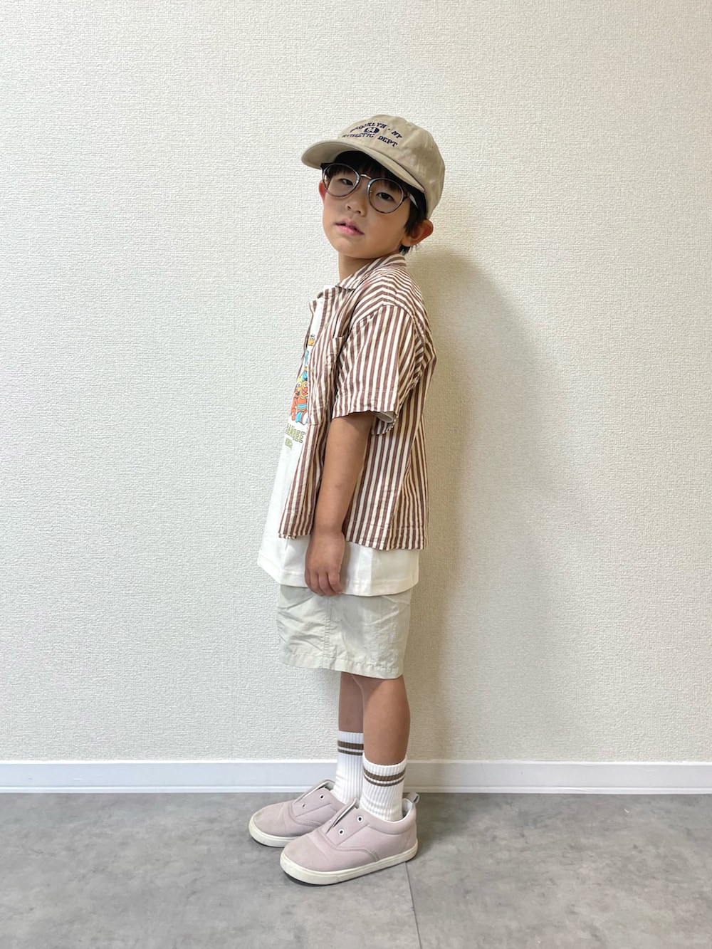 「キッズコーデ、キッズファッション、男の子、5歳、春夏コーデ、春コーデ、夏コーデ、淡色コーデ、シャツスタイル、プチプラ、ストライプシャツ、レイヤードスタイル、キャップ、めがね、ハーフパンツ」｜「and D. petit mainのカレッジロゴ刺繍CAP（キャップ、ベージュ系）」を使った、mocchirhさん（キッズ・100cm）の夏コーディネートの2枚目の写真