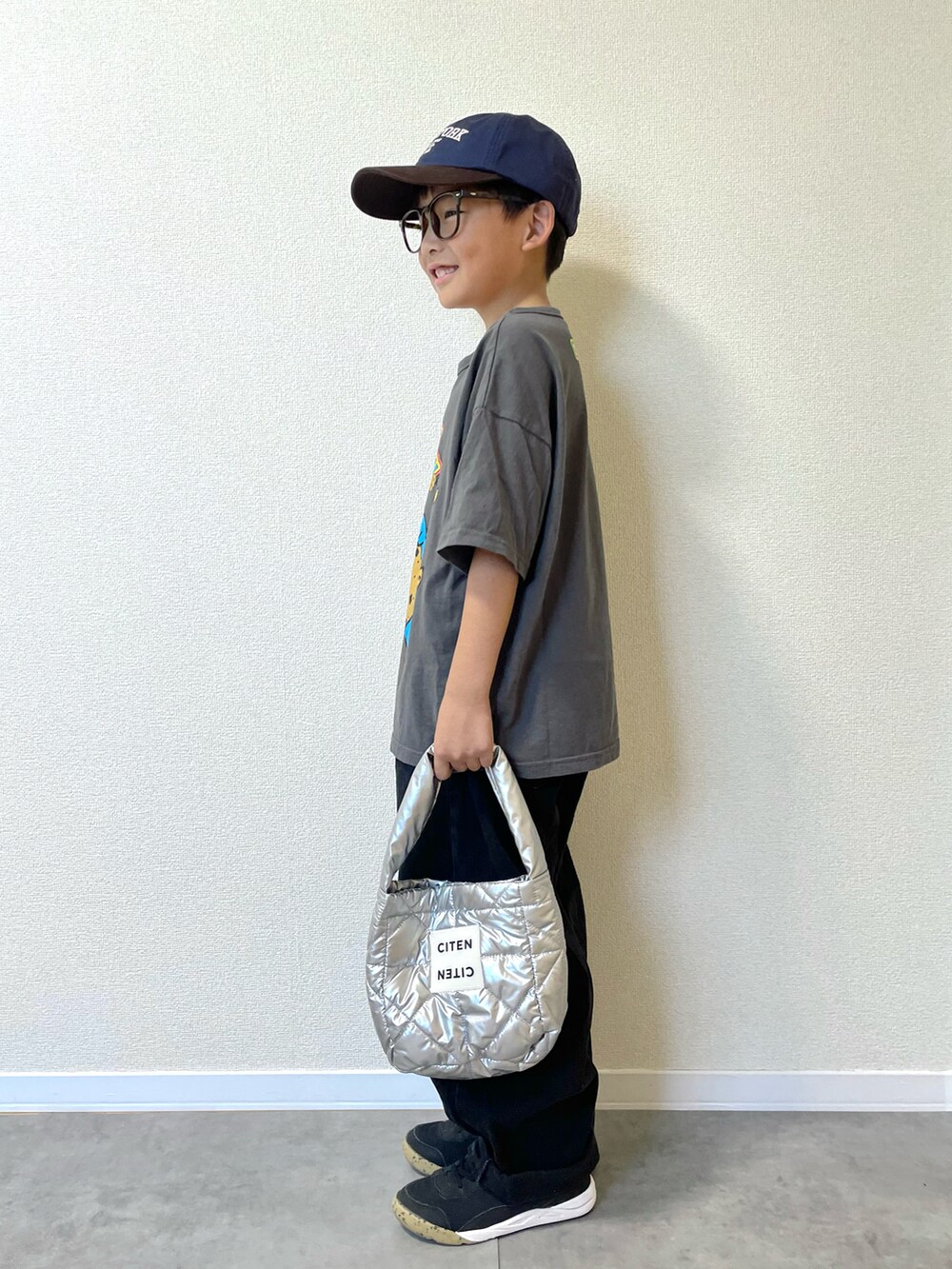 グレー系のTシャツ/カットソー、ブラック系のデニムパンツ、ブラック系のスニーカーを着用したキッズの夏コーディネートの3枚目の写真