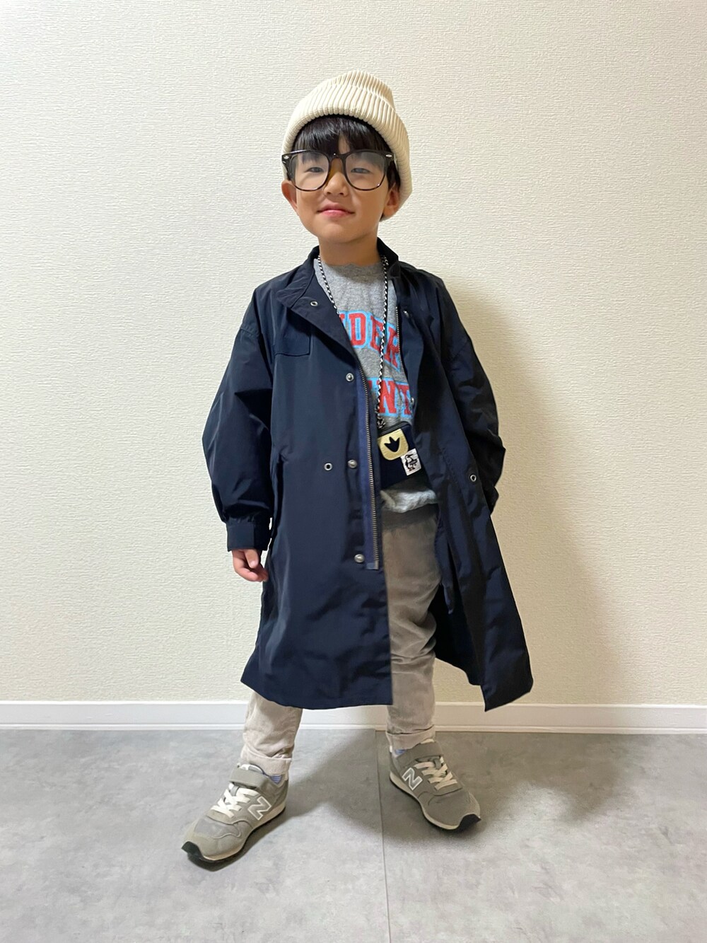 ブルー系のショルダーバッグ、グレー系のスウェット、グレー系のその他パンツを着用したキッズの秋コーディネートの3枚目の写真