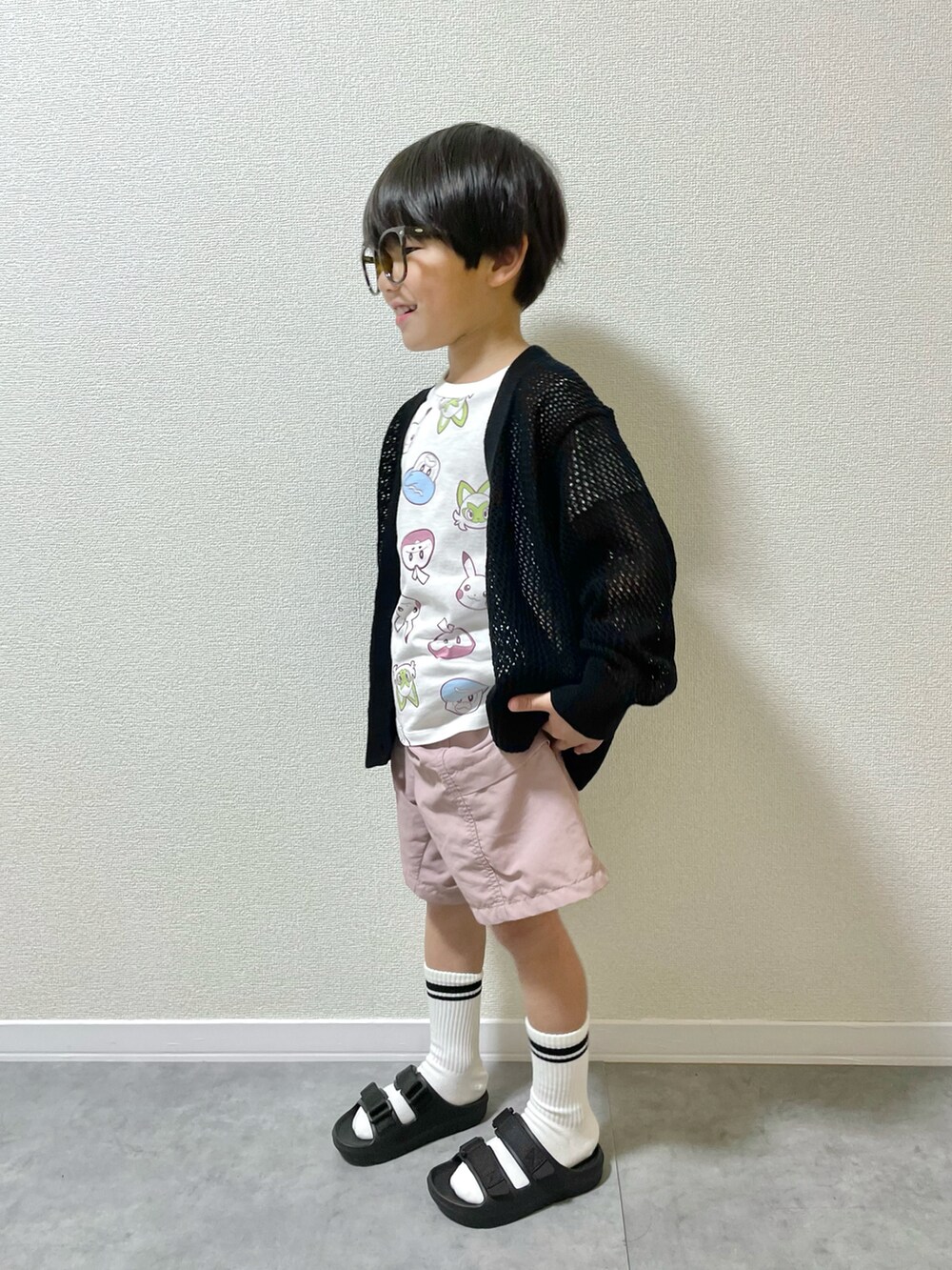 「キッズコーデ、キッズファッション、男の子、4歳、春コーデ、春めき満開コーデ、春色、スポーツミックス、休日スタイル、淡色コーデ、めがね、ハーフパンツ、カーディガン、ポケモン、プチプラコーデ」｜「UNIQLOのアイテム（Tシャツ/カットソー、ホワイト系）」を使った、mocchirhさん（キッズ・100cm）の春コーディネートの3枚目の写真