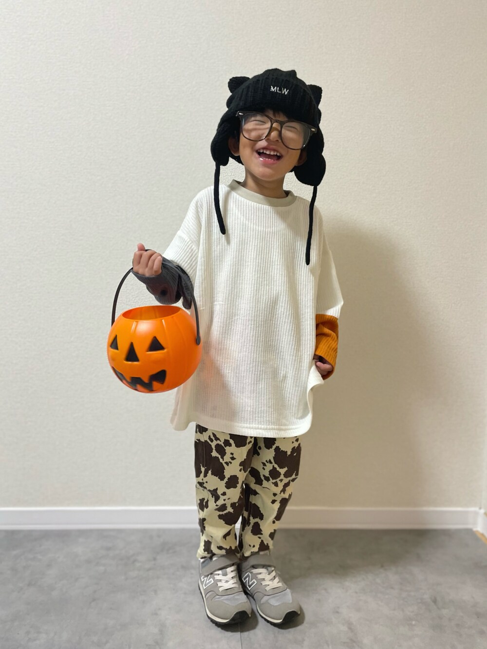 「キッズコーデ、キッズファッション、秋コーデ、4歳、ハロウィン、プチプラ、プチプラコーデ、ロンT、牛柄、ニット帽、テーマパークコーデ、めがね」｜「Birthdayのアイテム（ニットキャップ/ビーニー、ブラック系）」を使った、mocchirhさん（キッズ・100cm）の秋コーディネートの2枚目の写真