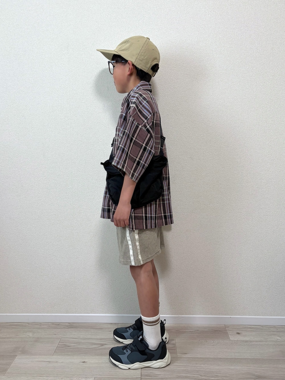 グレー系のその他パンツ、ブラウン系のシャツ/ブラウス、ブラック系のスニーカーを着用したキッズの春コーディネートの2枚目の写真