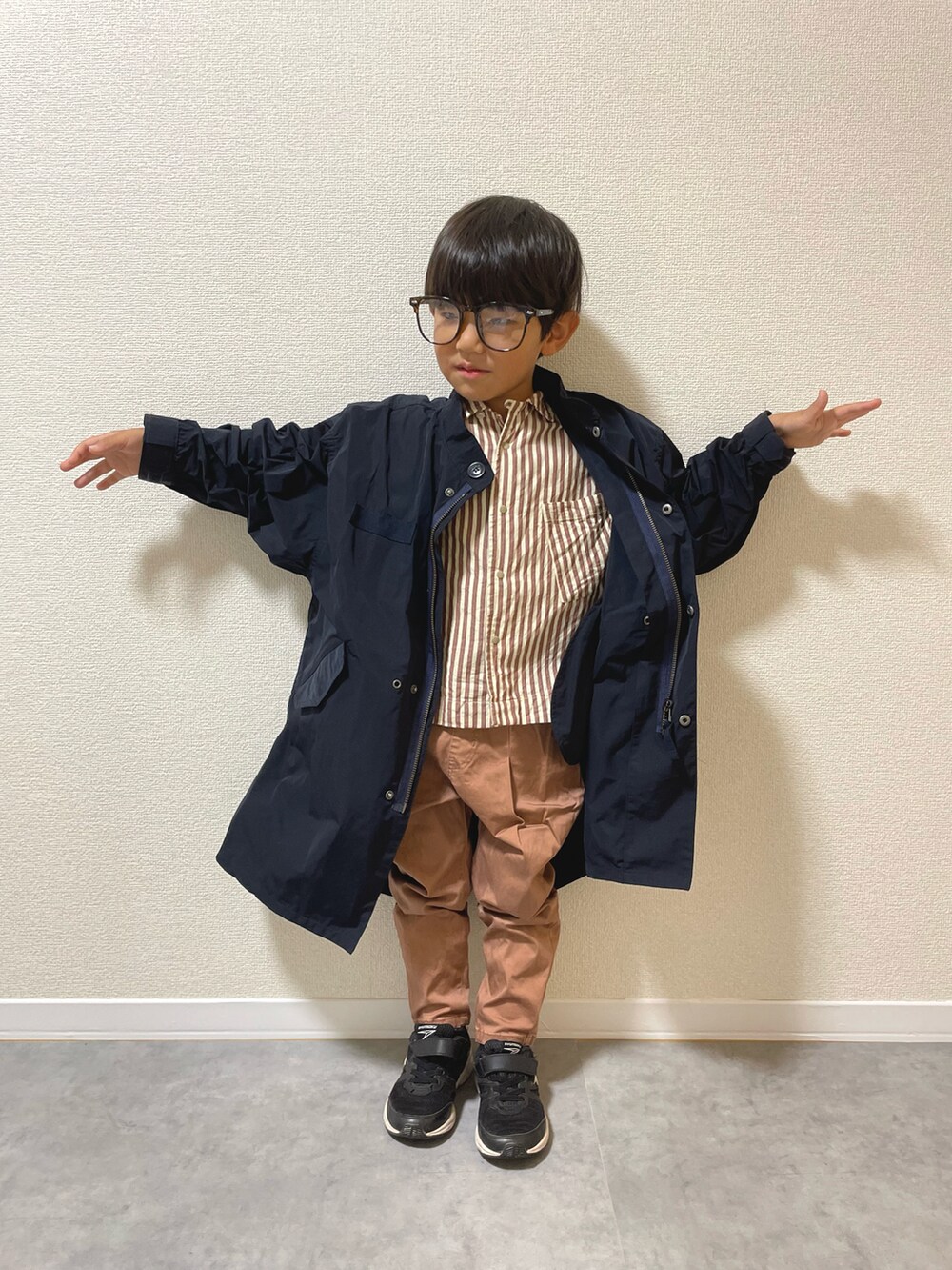 「秋っぽコーデ更新中、秋コーデ、キッズコーデ、4歳、男の子、ロングジャケット、シャツスタイル、メガネ男子、レイヤードスタイル、淡色コーデ」｜「BREEZEのアイテム（チノパンツ、ブラウン系）」を使った、mocchirhさん（キッズ・100cm）の秋コーディネートの2枚目の写真