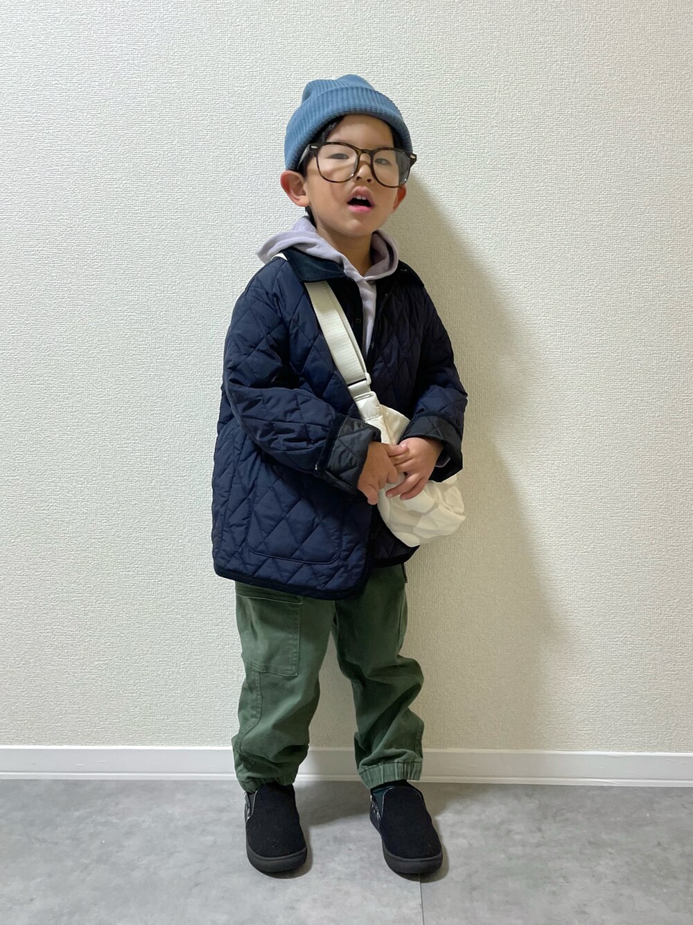 ブラック系のジャケット/アウター、ホワイト系のショルダーバッグ、パープル系のパーカーを着用したキッズの冬コーディネートの3枚目の写真