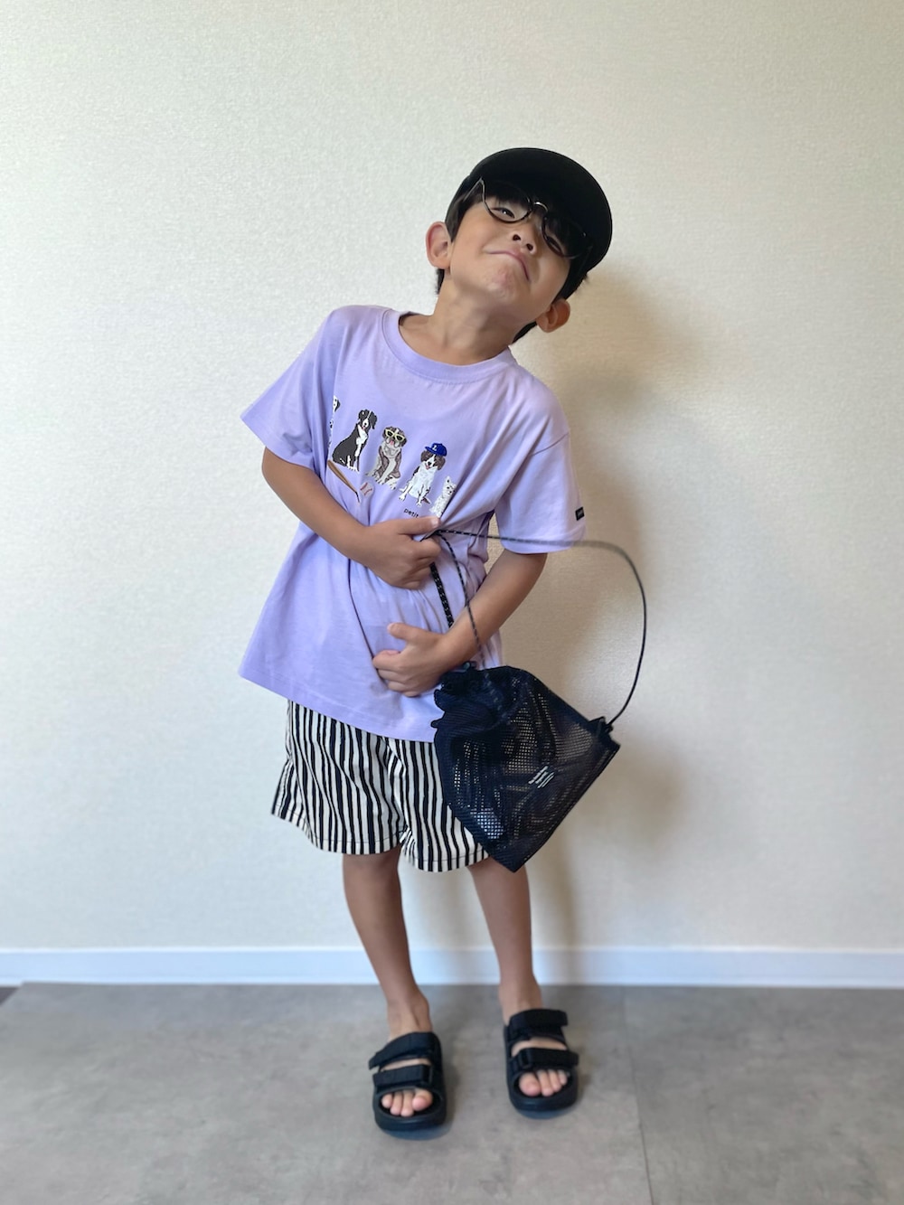 パープル系のTシャツ/カットソー、ホワイト系のその他パンツ、ブラック系のサンダルを着用したキッズの夏コーディネートの3枚目の写真