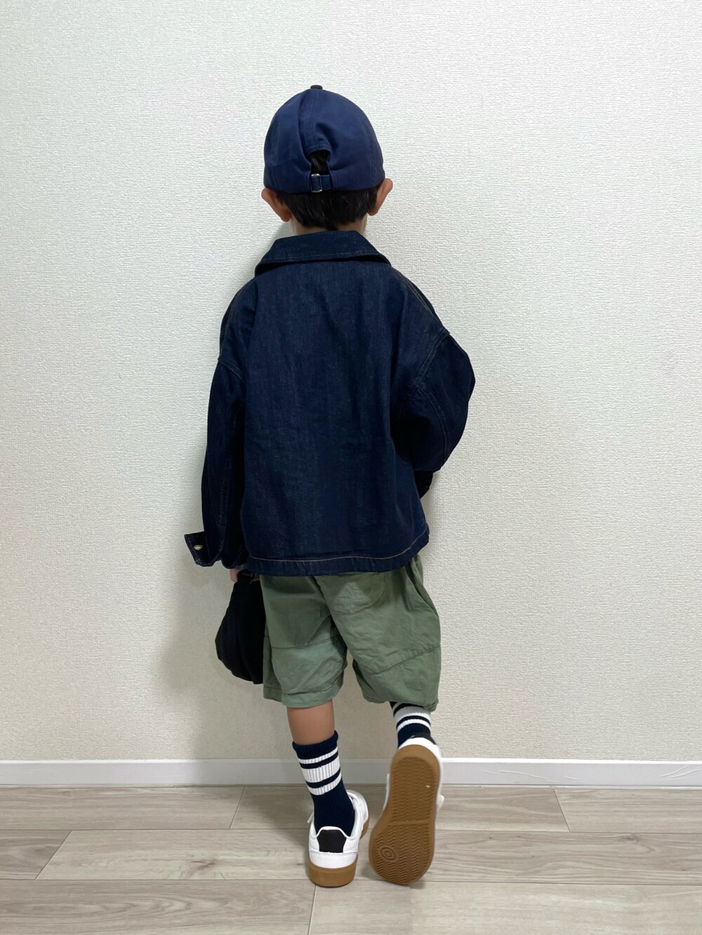グリーン系のその他パンツ、ホワイト系のスニーカー、ホワイト系のTシャツ/カットソーを着用したキッズの秋コーディネートの3枚目の写真