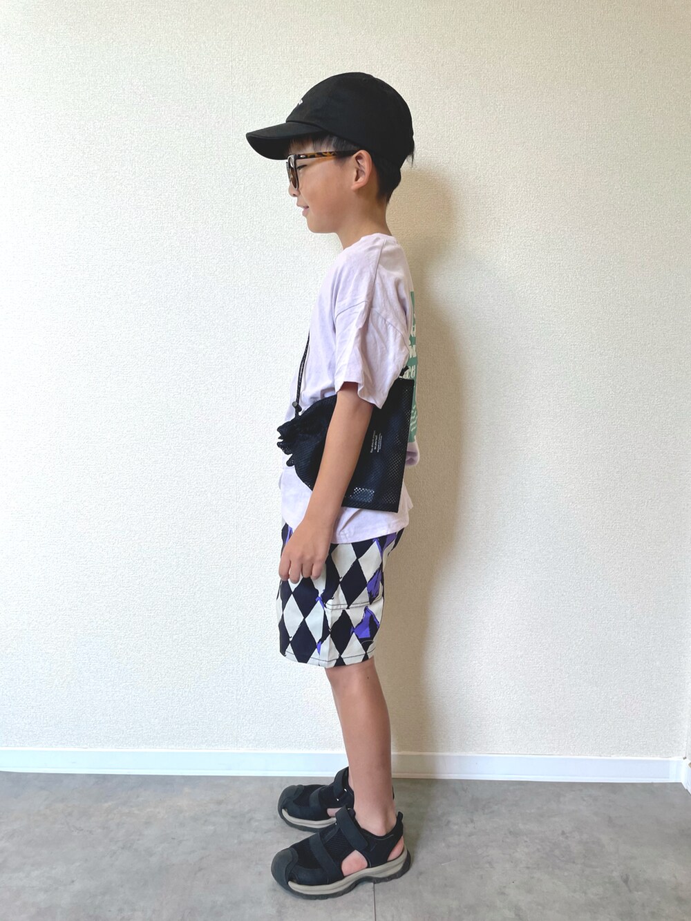 ホワイト系のその他パンツ、ブラック系のサンダル、パープル系のTシャツ/カットソーを着用したキッズの夏コーディネートの2枚目の写真