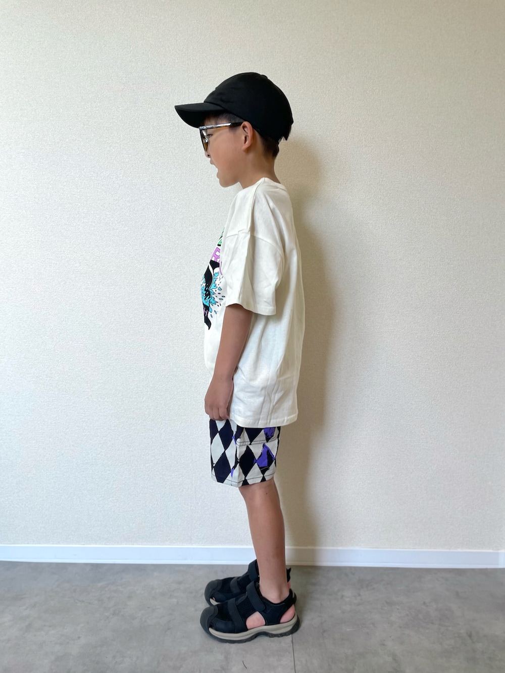 ホワイト系のTシャツ/カットソー、ホワイト系のその他パンツ、ブラック系のサンダルを着用したキッズの夏コーディネートの3枚目の写真