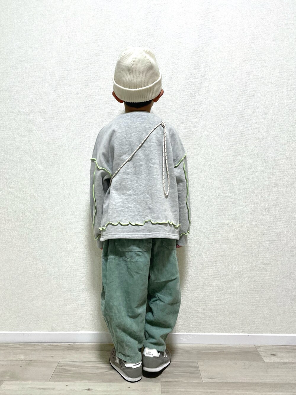 グレー系のスウェット、グレー系のスニーカー、グリーン系のその他パンツを着用したキッズの冬コーディネートの3枚目の写真