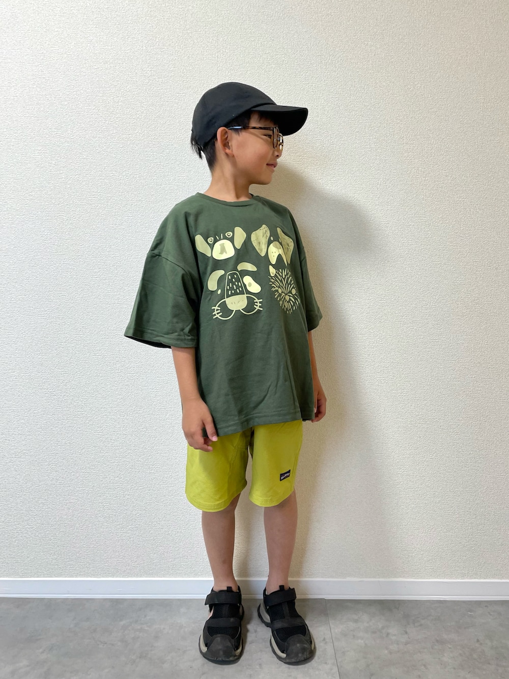 グリーン系のTシャツ/カットソー、イエロー系のその他パンツ、ブラック系のサンダルを着用したキッズの夏コーディネートの3枚目の写真