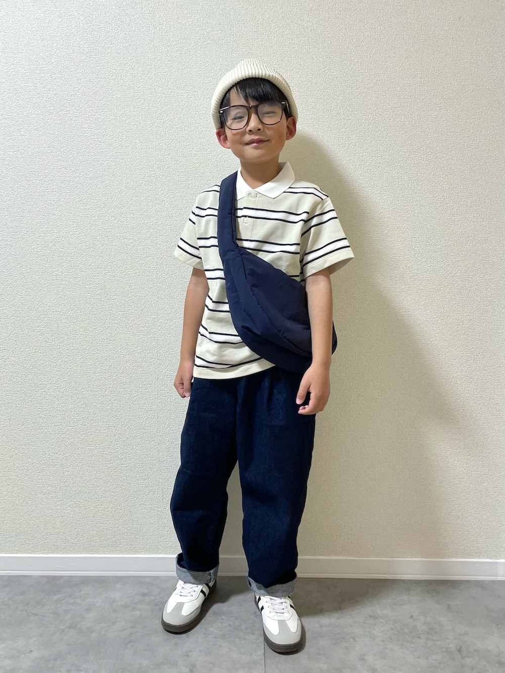 「キッズコーデ、キッズファッション、男の子、小学生、春コーデ、休日スタイル、きれいめカジュアル、お出かけコーデ、デートコーデ、シンプルコーデ、ボーダー、ショルダーバッグ、デニム、ポロシャツ」｜「UNIQLOのアイテム（ポロシャツ、ベージュ系）」を使った、mocchirhさん（キッズ・124cm）の春コーディネートの3枚目の写真