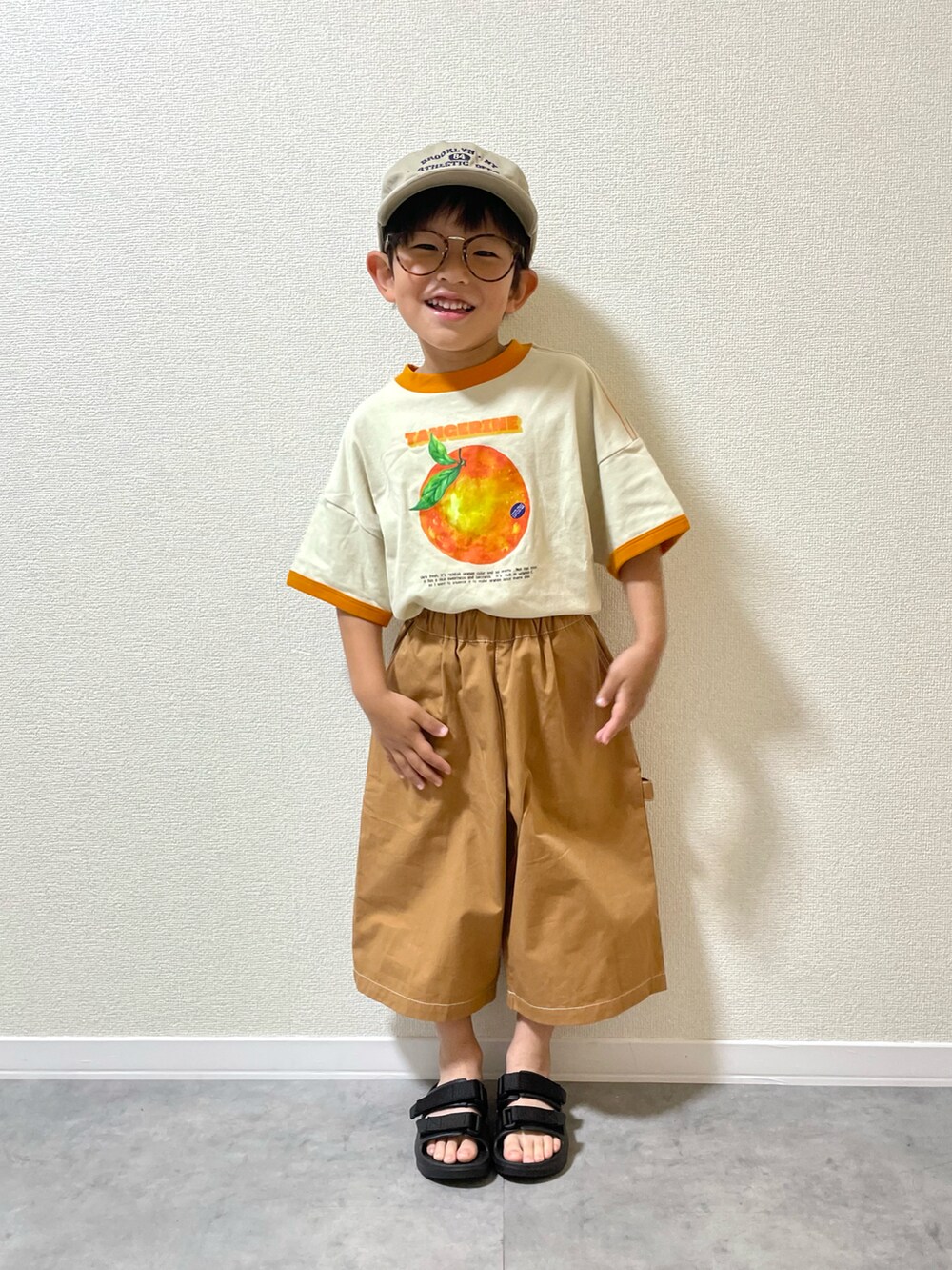 「キッズコーデ、キッズファッション、男の子、5歳、やっぱり帽子が好き、春夏コーデ、夏コーデ、淡色コーデ、Tシャツ、リンガーTシャツ、ペインターパンツ、キャップ、サンダル、めがね」｜「p.premierのフルーツだいすきグラフィックリンガー半袖Tシャツ（Tシャツ/カットソー、ベージュ系）」を使った、mocchirhさん（キッズ・100cm）の春コーディネートの2枚目の写真