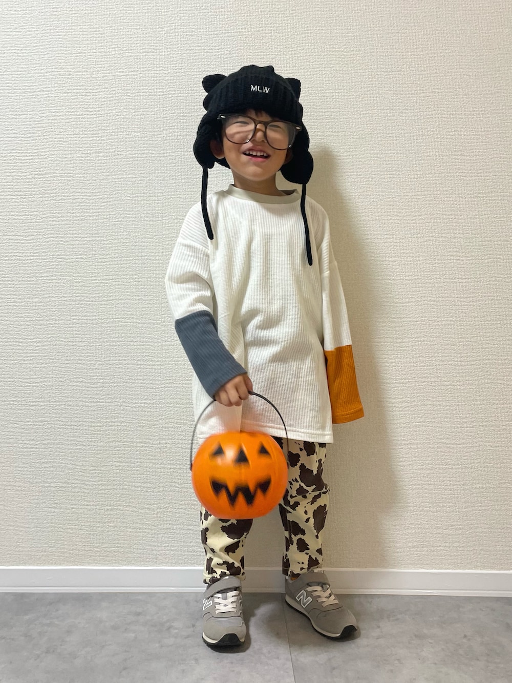 「キッズコーデ、キッズファッション、秋コーデ、4歳、ハロウィン、プチプラ、プチプラコーデ、ロンT、牛柄、ニット帽、テーマパークコーデ、めがね」｜「Birthdayのアイテム（ニットキャップ/ビーニー、ブラック系）」を使った、mocchirhさん（キッズ・100cm）の秋コーディネートの3枚目の写真