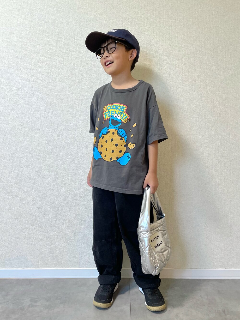 グレー系のTシャツ/カットソー、ブラック系のデニムパンツ、ブラック系のスニーカーを着用したキッズの夏コーディネートの2枚目の写真