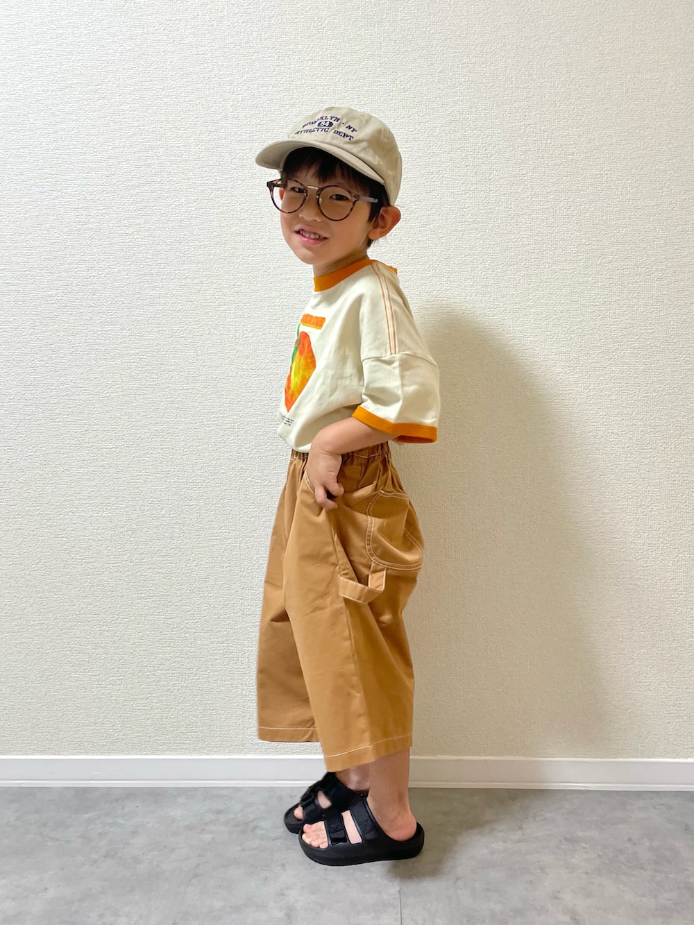 「キッズコーデ、キッズファッション、男の子、5歳、やっぱり帽子が好き、春夏コーデ、夏コーデ、淡色コーデ、Tシャツ、リンガーTシャツ、ペインターパンツ、キャップ、サンダル、めがね」｜「p.premierのフルーツだいすきグラフィックリンガー半袖Tシャツ（Tシャツ/カットソー、ベージュ系）」を使った、mocchirhさん（キッズ・100cm）の春コーディネートの3枚目の写真