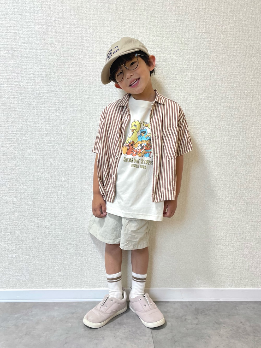 「キッズコーデ、キッズファッション、男の子、5歳、春夏コーデ、春コーデ、夏コーデ、淡色コーデ、シャツスタイル、プチプラ、ストライプシャツ、レイヤードスタイル、キャップ、めがね、ハーフパンツ」｜「and D. petit mainのカレッジロゴ刺繍CAP（キャップ、ベージュ系）」を使った、mocchirhさん（キッズ・100cm）の夏コーディネートの3枚目の写真