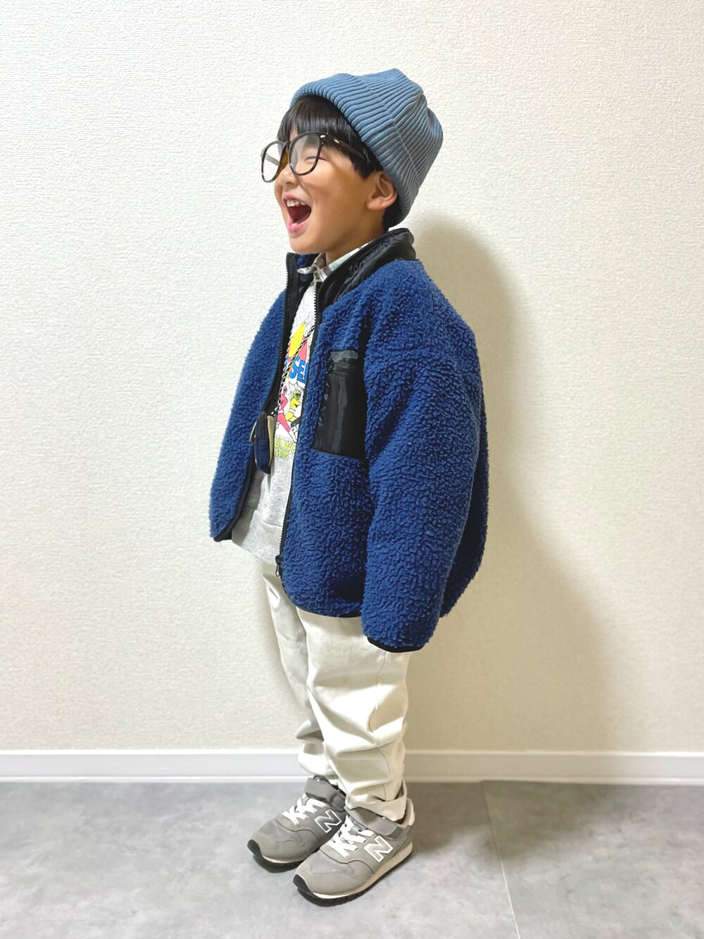 「キッズコーデ、キッズファッション、男の子、4歳、冬コーデ、マイベストコーデ2024、プチプラ、レイヤードスタイル、スニーカー、フリース、ニット帽、めがね、スウェット、お出かけコーデ、休日スタイル」｜「Life Support Productsの裏毛プリントトレーナー（スウェット、グレー系）」を使った、mocchirhさん（キッズ・100cm）の冬コーディネートの2枚目の写真