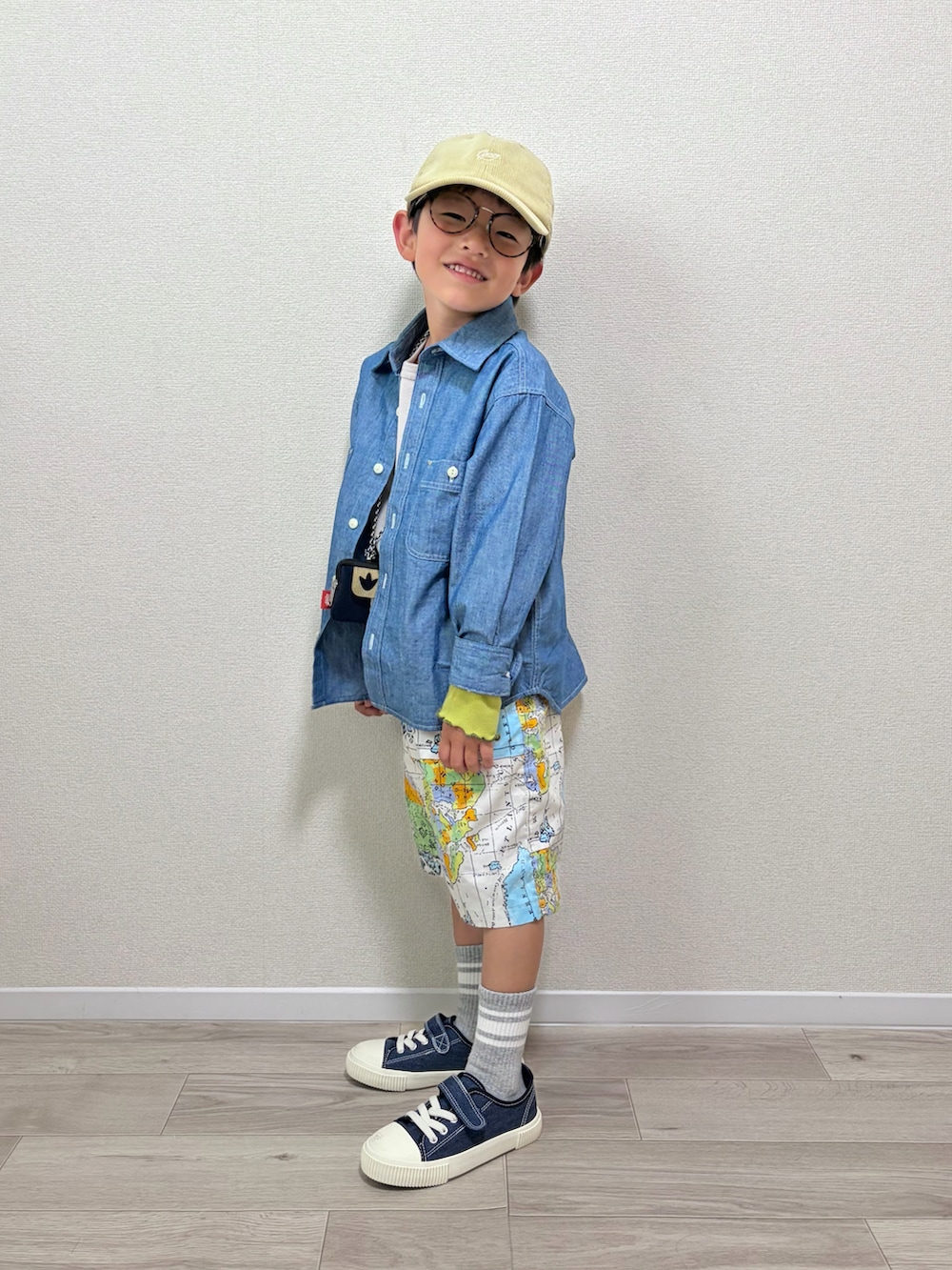 ホワイト系のその他パンツ、グレー系のTシャツ/カットソー、ブルー系のショルダーバッグを着用したキッズの春コーディネートの2枚目の写真