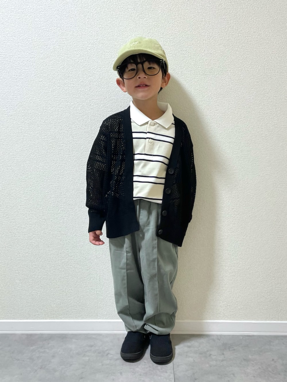 「キッズコーデ、キッズファッション、男の子、4歳、春コーデ、春めき満開コーデ、きれいめカジュアル、カジュアルコーデ、古着MIX、カーディガン、ポロシャツ、キャップ、淡色コーデ、スラックス、メッシュニット」｜「UNIQLOのアイテム（ポロシャツ、ベージュ系）」を使った、mocchirhさん（キッズ・100cm）の春コーディネートの2枚目の写真