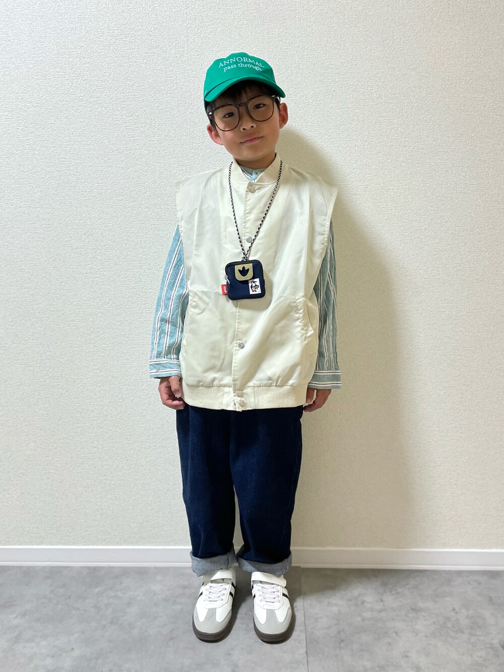 ベージュ系のベスト、グリーン系のシャツ/ブラウス、ブルー系のショルダーバッグを着用したキッズの春コーディネートの3枚目の写真