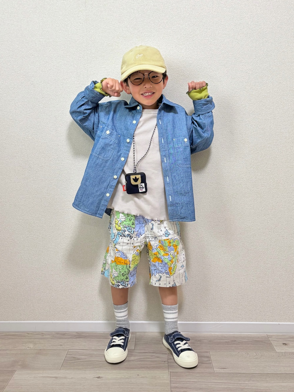 ホワイト系のその他パンツ、グレー系のTシャツ/カットソー、ブルー系のショルダーバッグを着用したキッズの春コーディネートの4枚目の写真