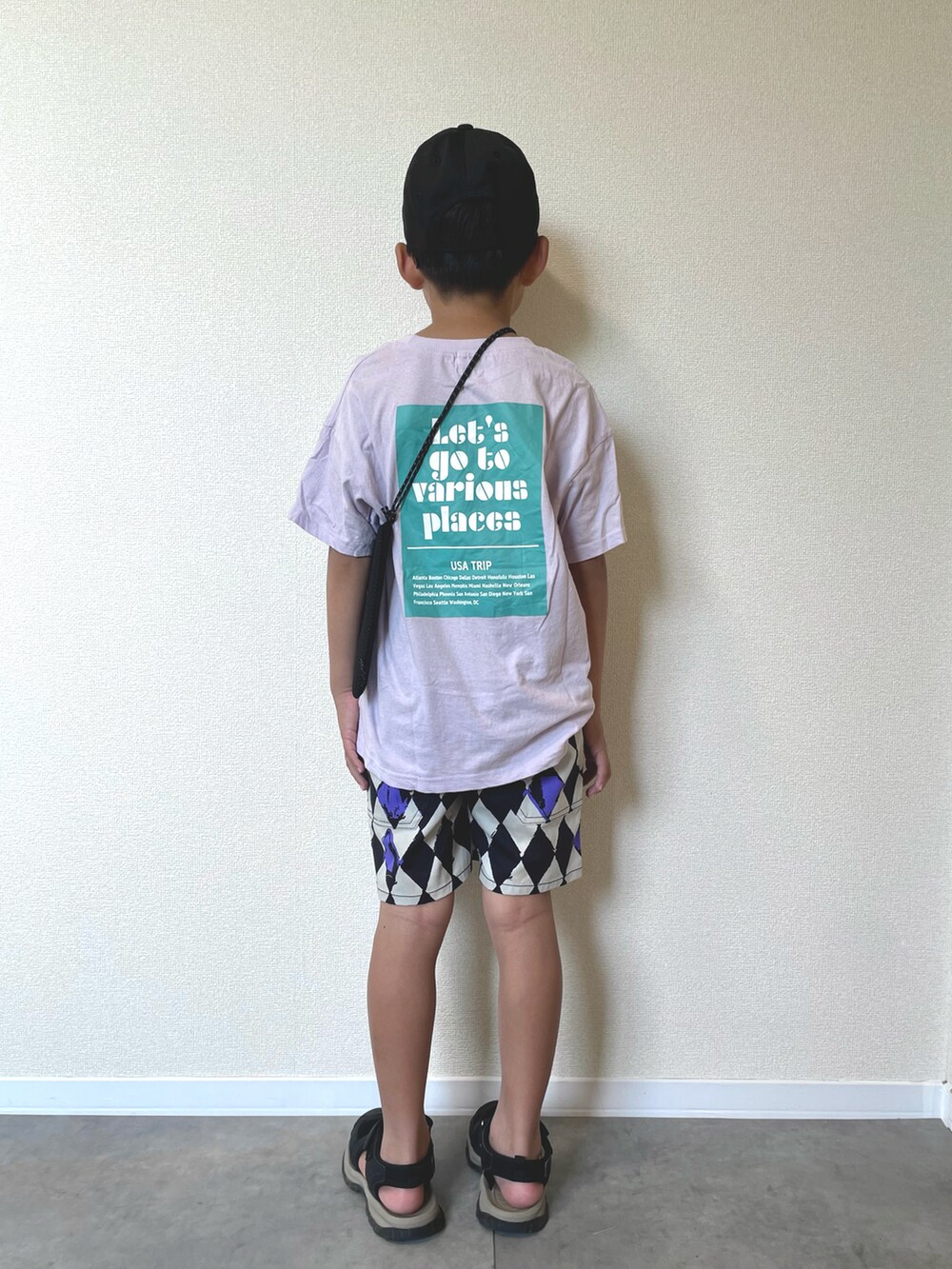 ホワイト系のその他パンツ、ブラック系のサンダル、パープル系のTシャツ/カットソーを着用したキッズの夏コーディネートの3枚目の写真