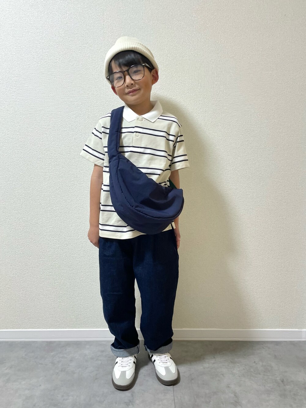 「キッズコーデ、キッズファッション、男の子、小学生、春コーデ、休日スタイル、きれいめカジュアル、お出かけコーデ、デートコーデ、シンプルコーデ、ボーダー、ショルダーバッグ、デニム、ポロシャツ」｜「UNIQLOのアイテム（ポロシャツ、ベージュ系）」を使った、mocchirhさん（キッズ・124cm）の春コーディネートの2枚目の写真