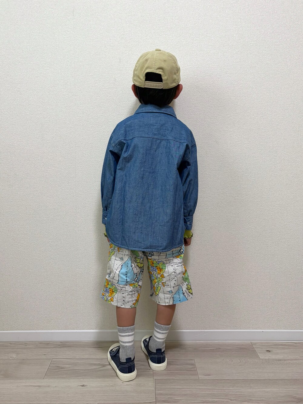 ホワイト系のその他パンツ、グレー系のTシャツ/カットソー、ブルー系のショルダーバッグを着用したキッズの春コーディネートの3枚目の写真