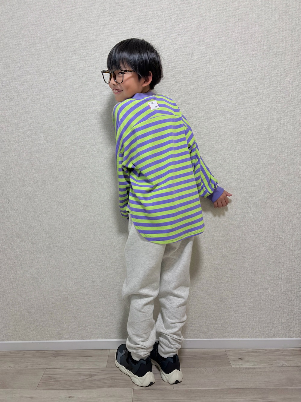 パープル系のTシャツ/カットソー、グレー系のスウェットパンツ、ブラック系のスニーカーを着用したキッズの春コーディネートの3枚目の写真