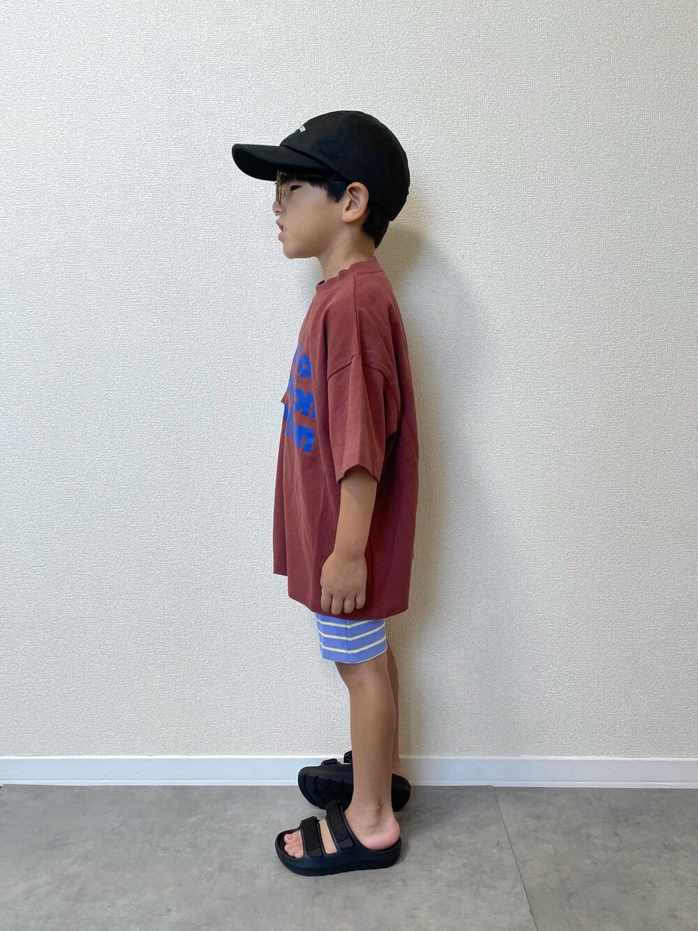 パープル系のその他パンツ、ブラック系のサンダル、ブラウン系のTシャツ/カットソーを着用したキッズの夏コーディネートの2枚目の写真