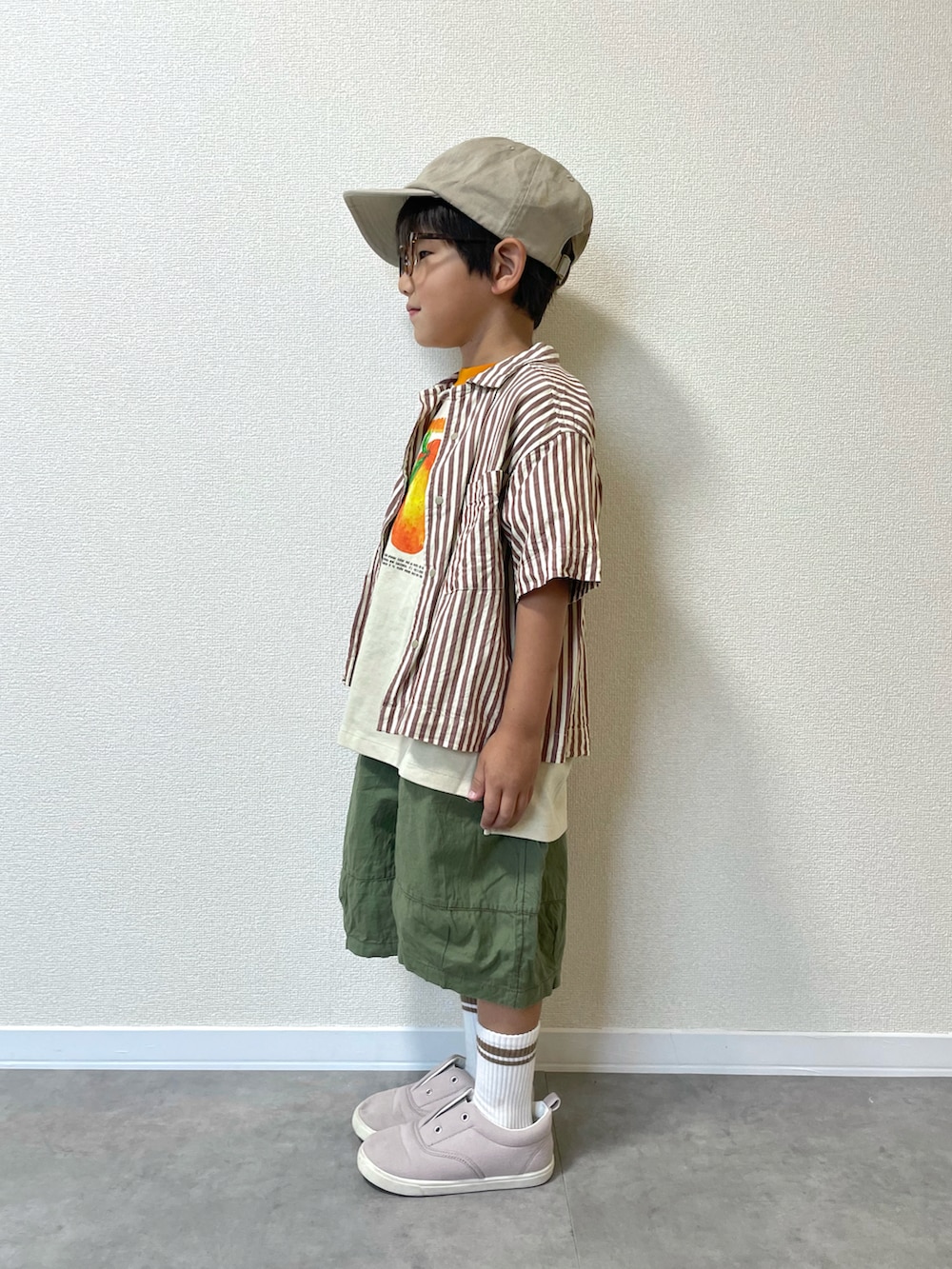「キッズコーデ、キッズファッション、男の子、5歳、夏コーデ、レイヤードスタイル、ストライプシャツ、淡色コーデ、シャツスタイル、リンガーTシャツ、ハーフパンツ、Tシャツ、めがね、キャップ」|「p.premierのフルーツだいすきグラフィックリンガー半袖Tシャツ(Tシャツ/カットソー、ベージュ系)」を使った、mocchirhさん(キッズ・100cm)の夏コーディネートの2枚目の写真