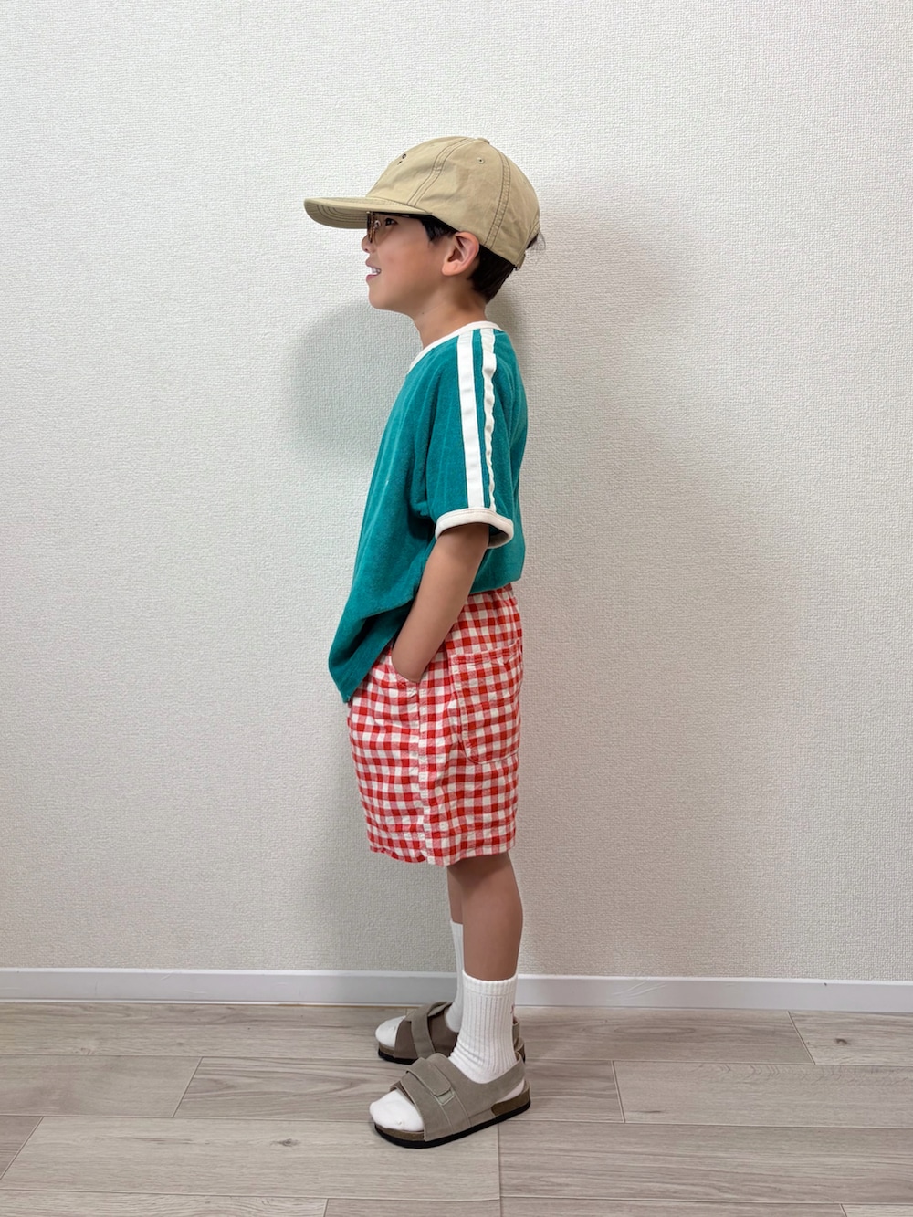レッド系のその他パンツ、グリーン系のスウェット、ベージュ系のサンダルを着用したキッズの春コーディネートの2枚目の写真