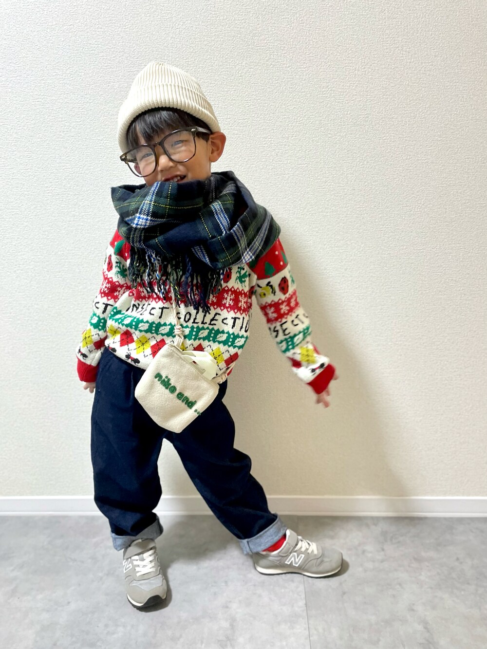 「キッズコーデ、キッズファッション、男の子、4歳、冬コーデ、クリスマスに着たい服、マイベストコーデ2024、クリスマス、休日スタイル、マフラーぐるぐる、ニット、デニム、赤、めがね」｜「INSECT COLLECTIONのアイテム（ニット/セーター、その他）」を使った、mocchirhさん（キッズ・100cm）の冬コーディネートの2枚目の写真