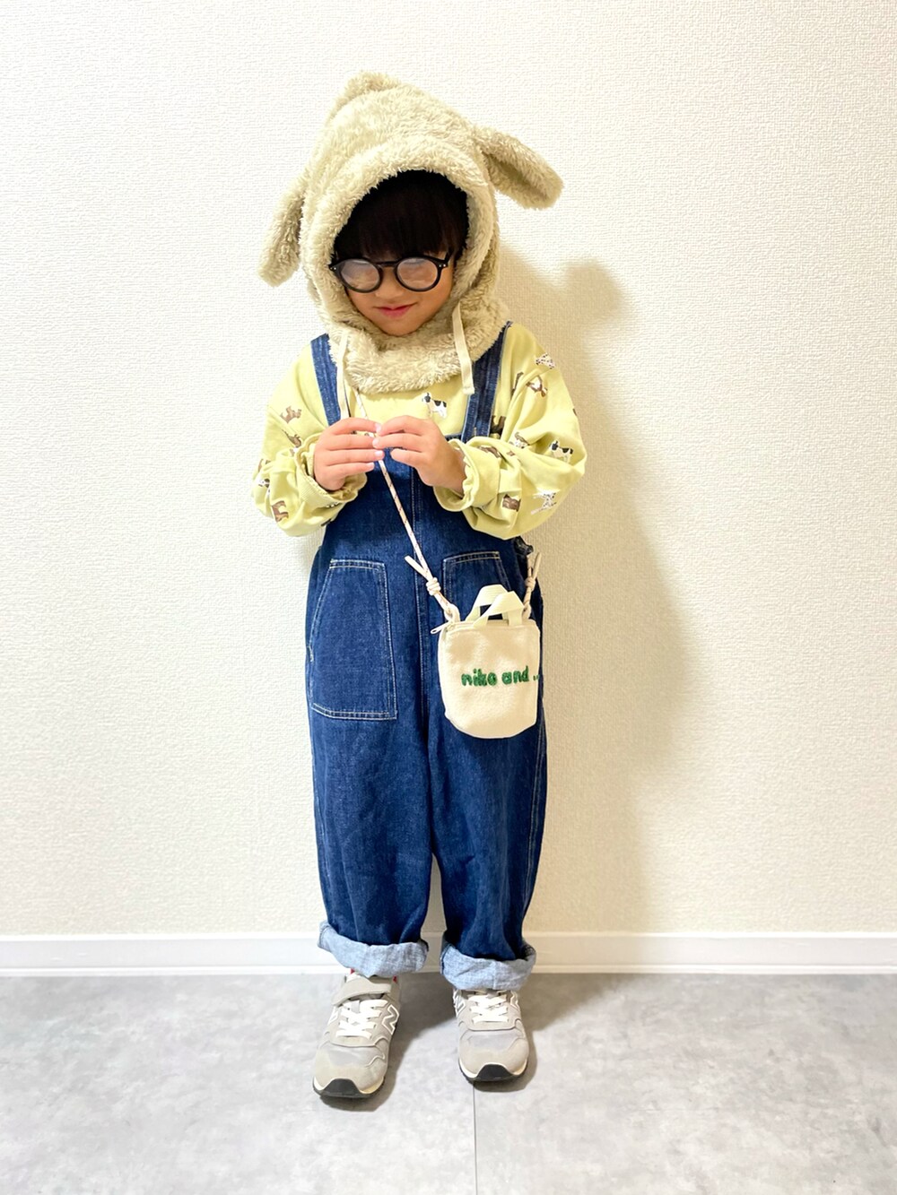 「キッズコーデ、キッズファッション、男の子コーデ、4歳、めがね、秋冬コーデ、秋コーデ、冬コーデ、サロペット、スウェット、淡色コーデ、ショルダーバッグ、プチプラ」｜「niko and...のオリジナルニコロゴフリースネックポーチ（ポーチ、ホワイト系）」を使った、mocchirhさん（キッズ・100cm）の秋コーディネートの3枚目の写真