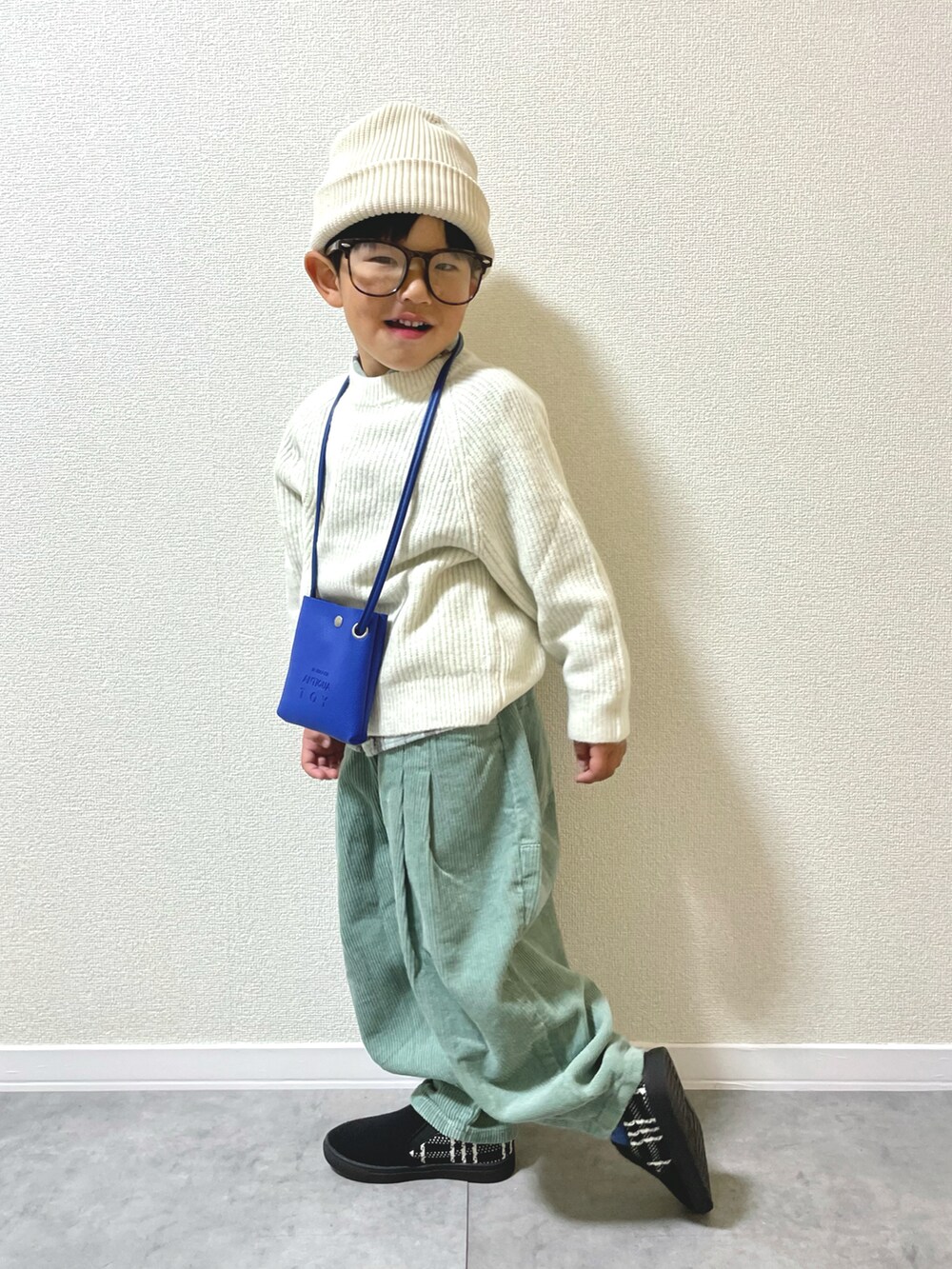 「キッズコーデ、キッズファッション、男の子、4歳、冬コーデ、きれいめカジュアル、レイヤードスタイル、休日スタイル、淡色コーデ、ニット、ニット帽、チェック、バルーンパンツ、コーデュロイ、ワイドパンツ」｜「BREEZEのバルーンタックコーデュロイパンツ（その他パンツ、グリーン系）」を使った、mocchirhさん（キッズ・100cm）の冬コーディネートの3枚目の写真