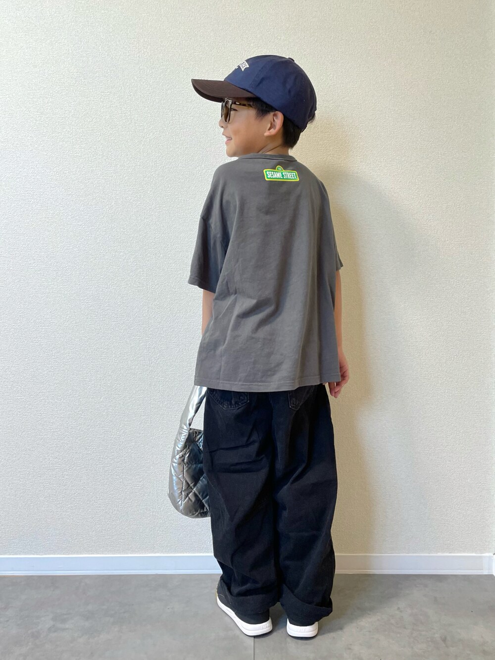 グレー系のTシャツ/カットソー、ブラック系のデニムパンツ、ブラック系のスニーカーを着用したキッズの夏コーディネートの4枚目の写真