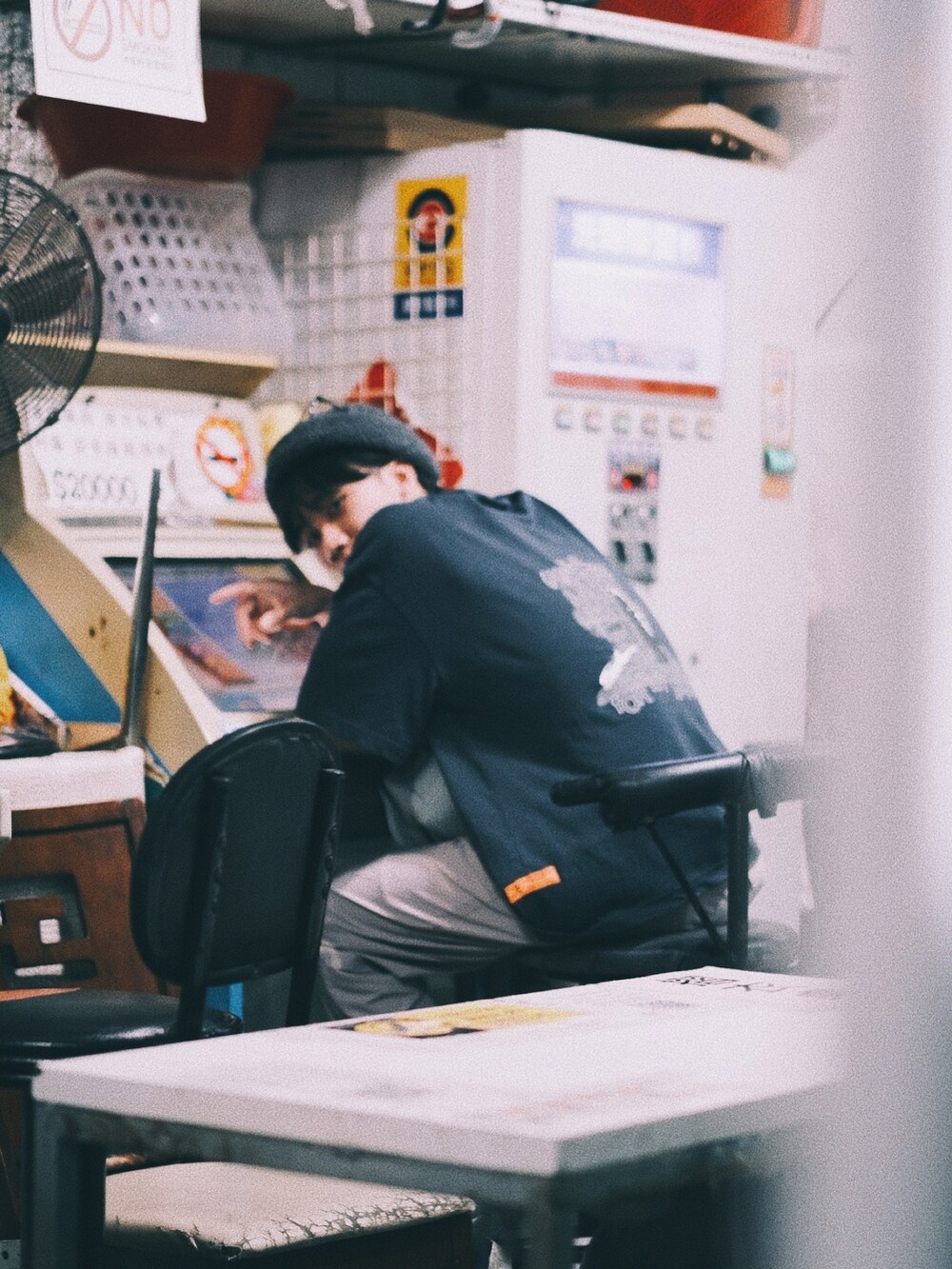 ブルー系のトップス、グレー系のパンツ、グレー系のシューズを着用したメンズの夏コーディネートの2枚目の写真